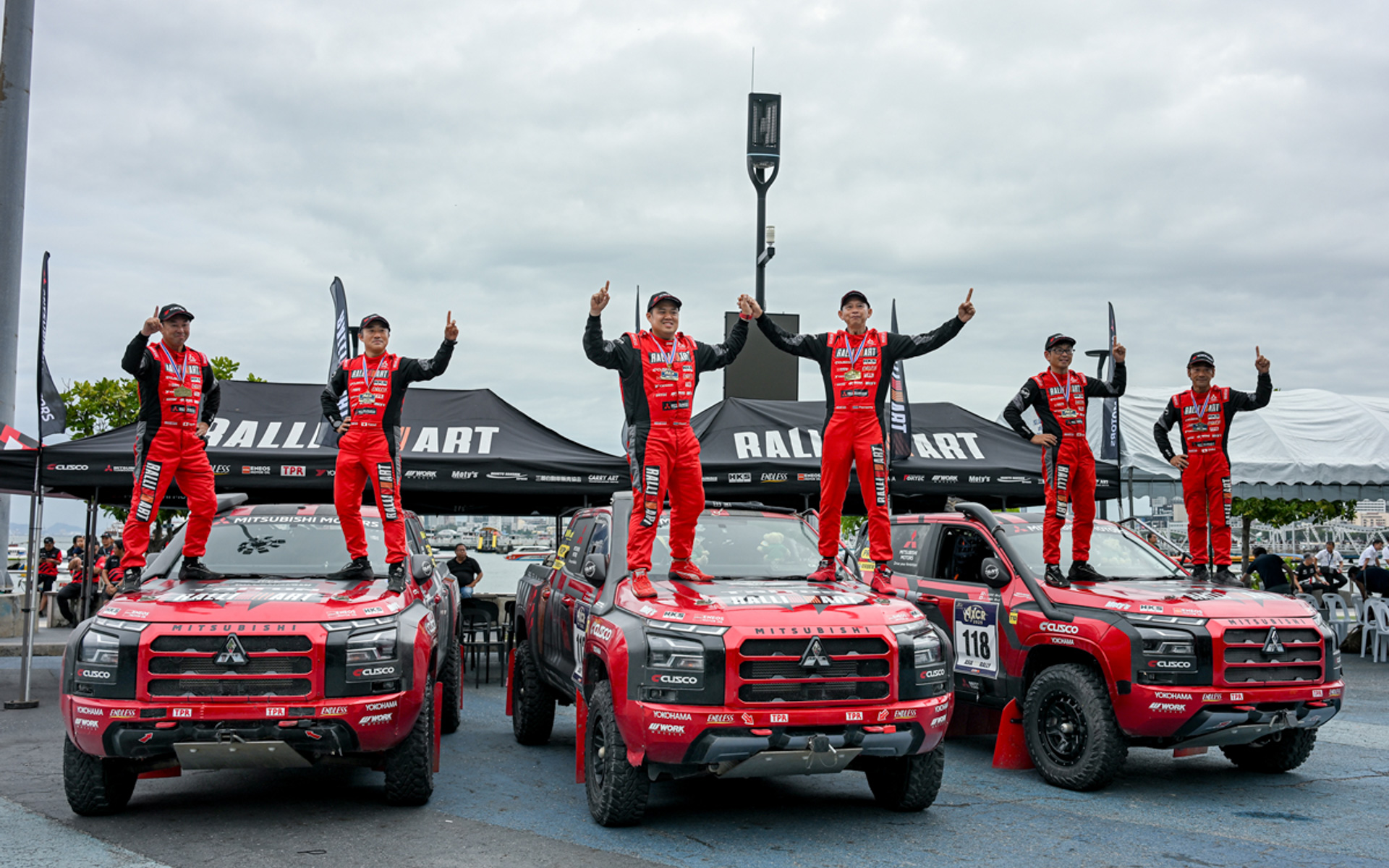 AXCR2025に参戦したチーム三菱ラリーアートの「トライトン」3台が完走