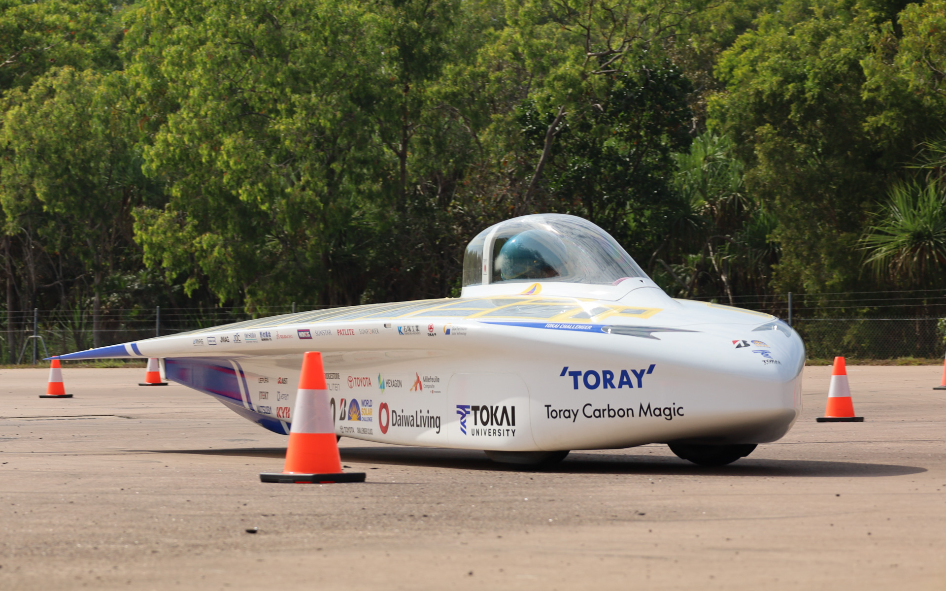車検項目にある8の字走行をする新型ソーラーカー「Tokai Challenger」
