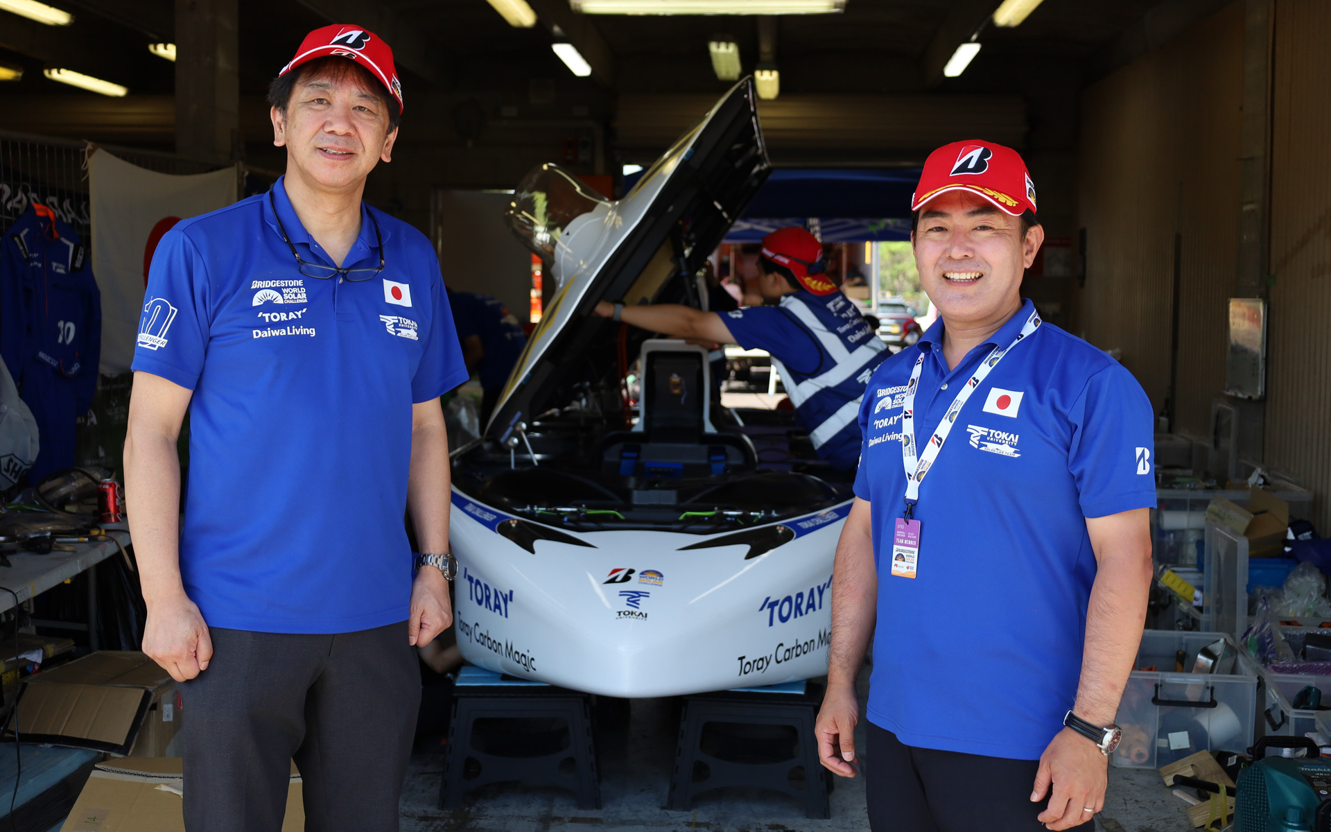 東海大学ソーラーカーチームの監督を務める、同学長の木村英樹氏（工学部 機械システム工学科 教授、左）と、福田紘大氏（工学部 航空宇宙学科 航空宇宙学専攻 教授、右）