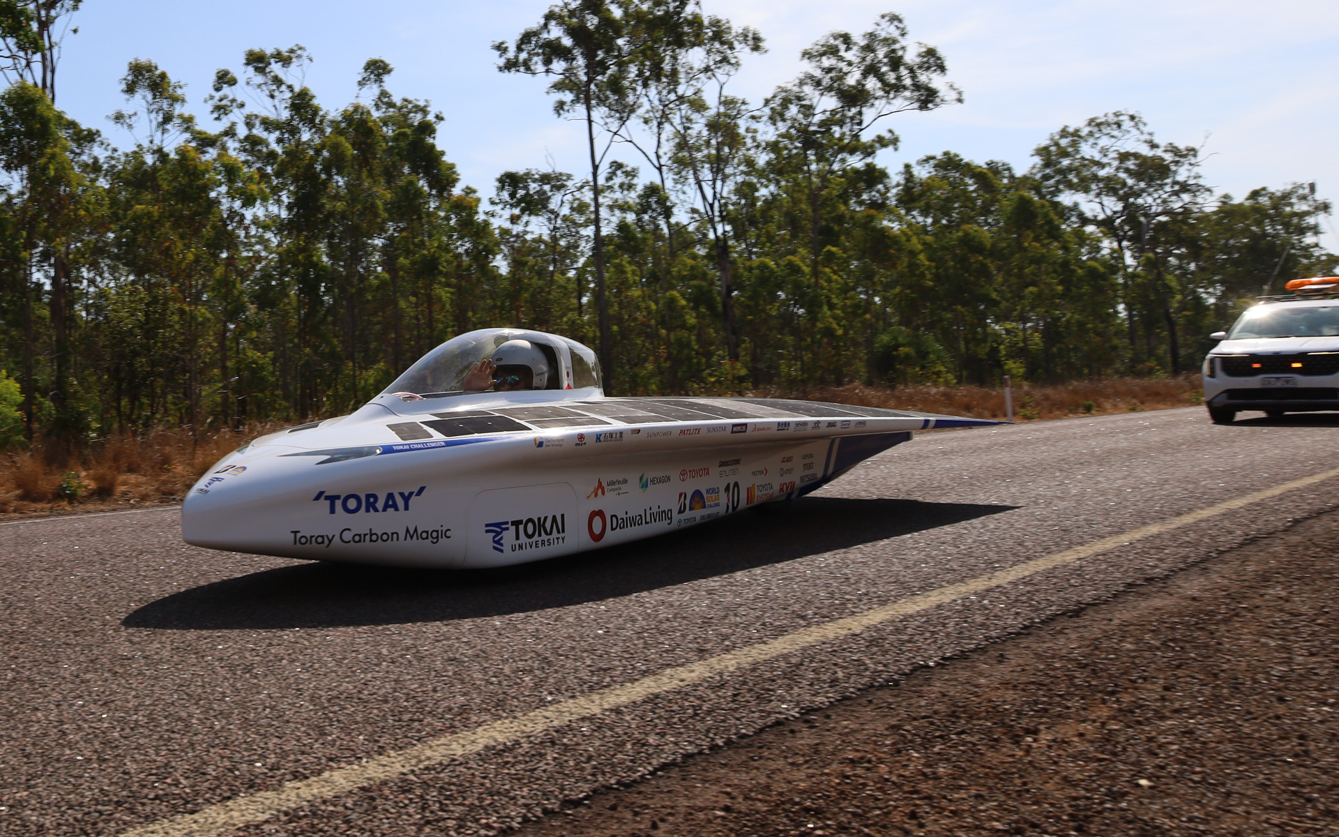 車検に合格して周辺道路で走行する新型ソーラーカー「Tokai Challenger」