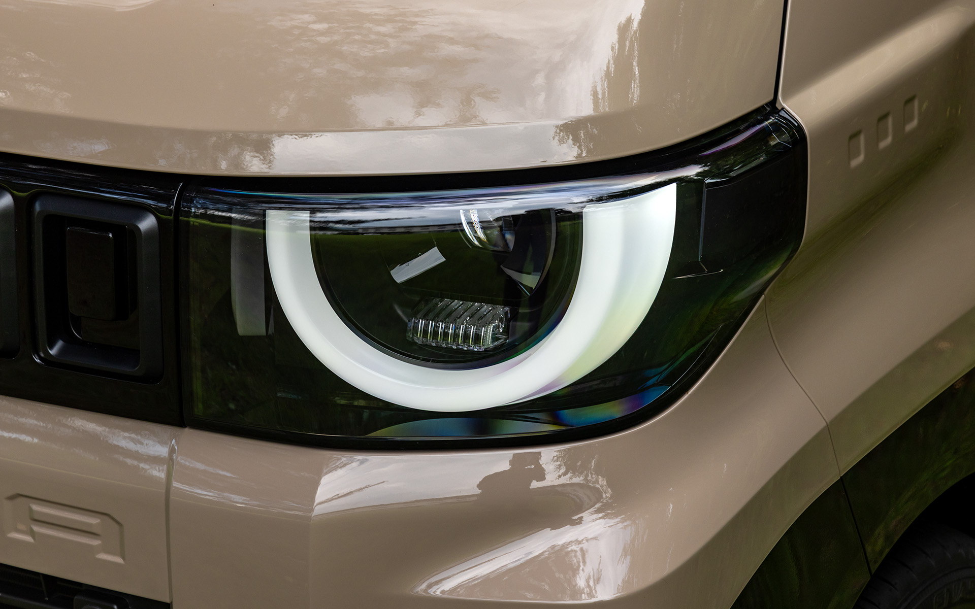 ライトを点灯したフロントまわりとメーカーオプションとなるアダプティブLEDヘッドライトの点灯パターン