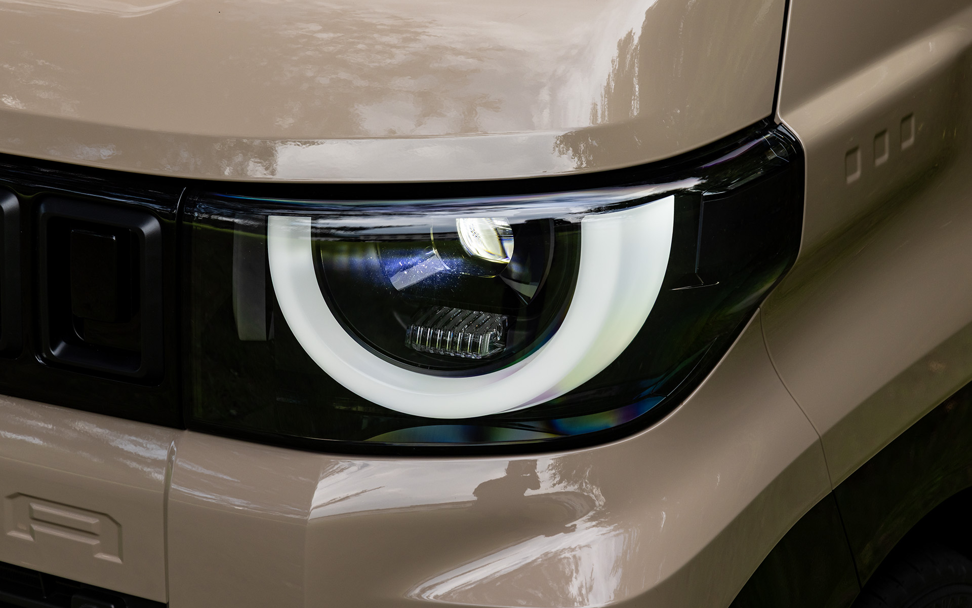 ライトを点灯したフロントまわりとメーカーオプションとなるアダプティブLEDヘッドライトの点灯パターン