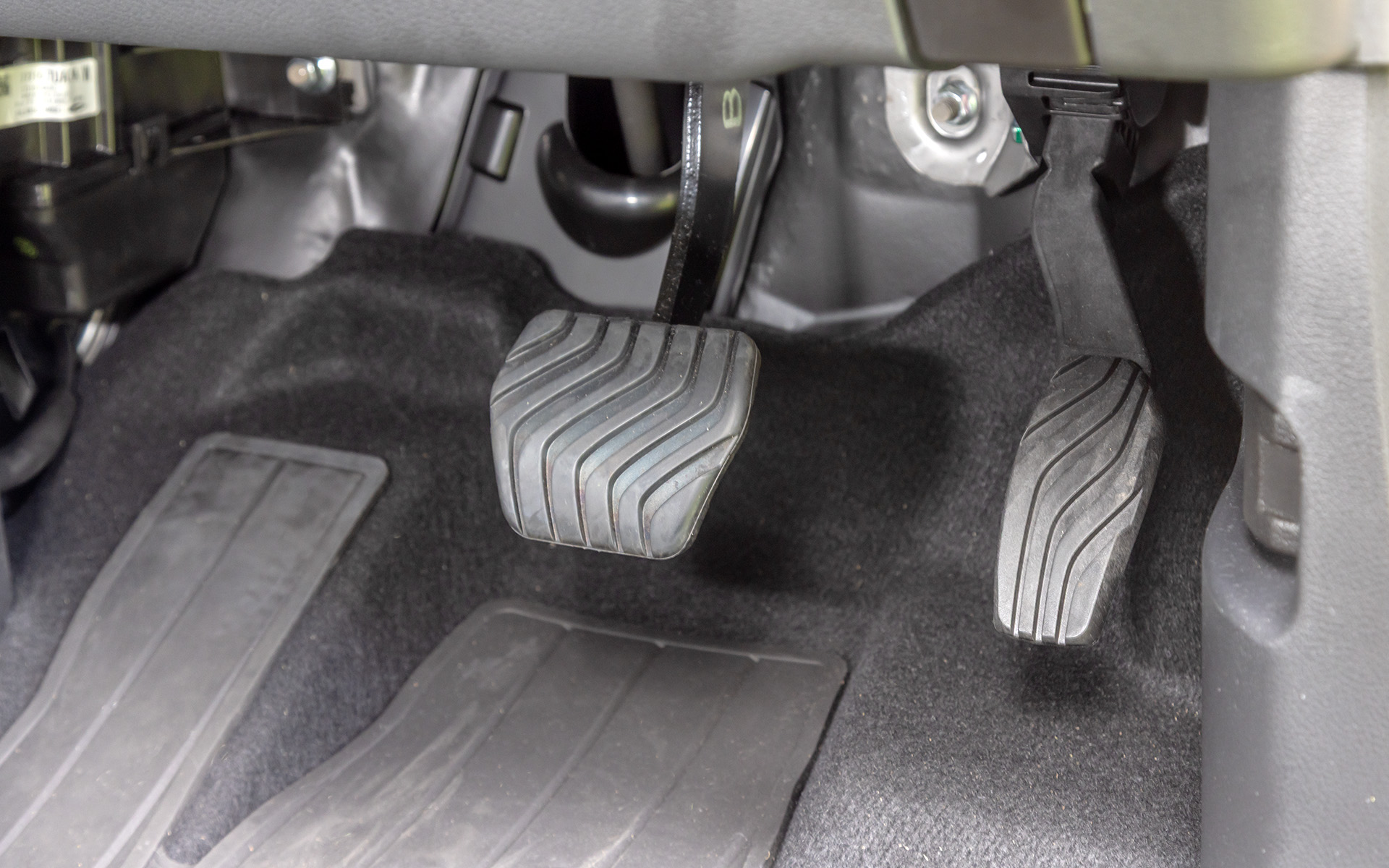 ペダルまわり。電動パーキングブレーキの場合は2ペダル