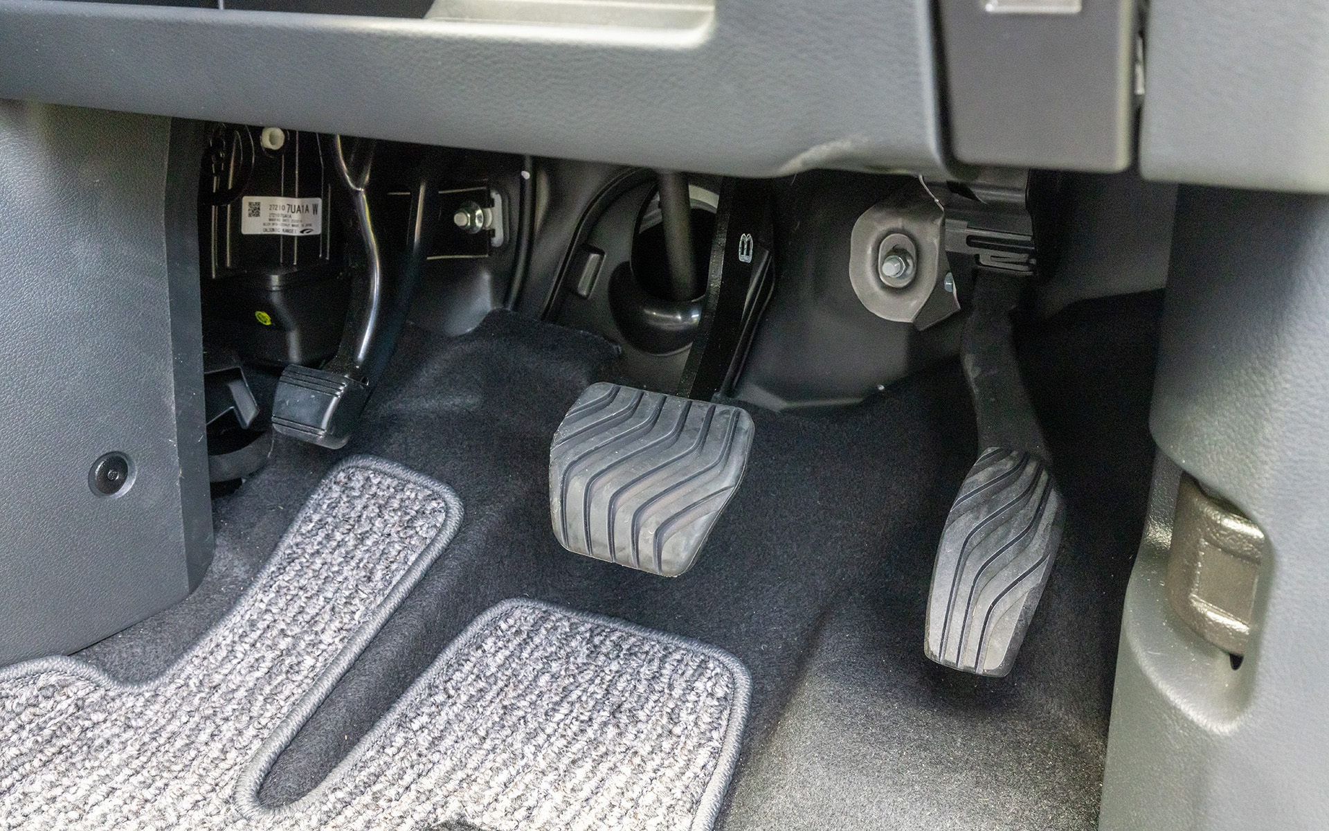 こちらは足踏み式サイドブレーキ