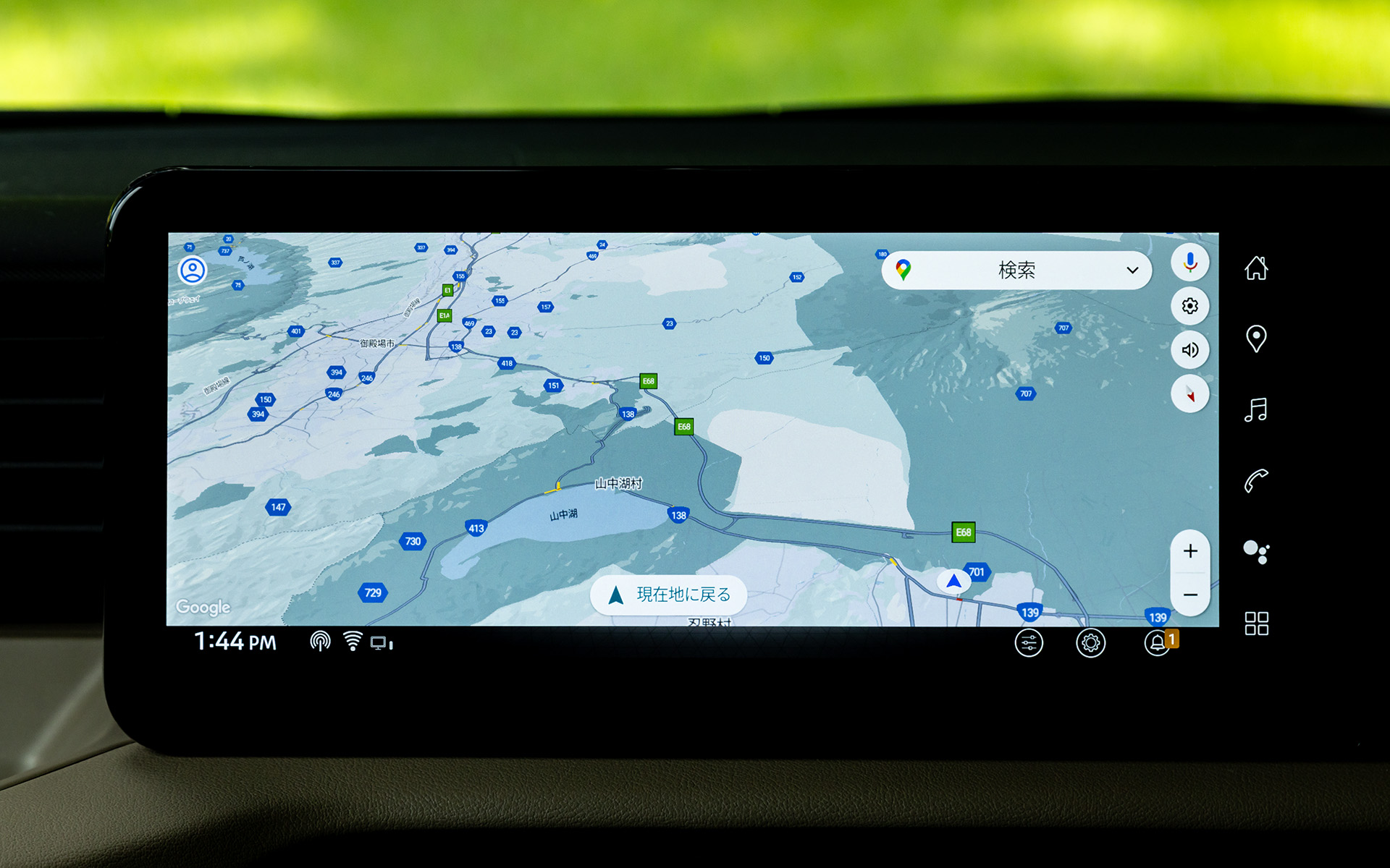 大画面でGoogleマップが利用可能。自車位置に関しても車速やジャイロセンサーからの情報を参照しているためスマホナビとは比較にならない精度を実現