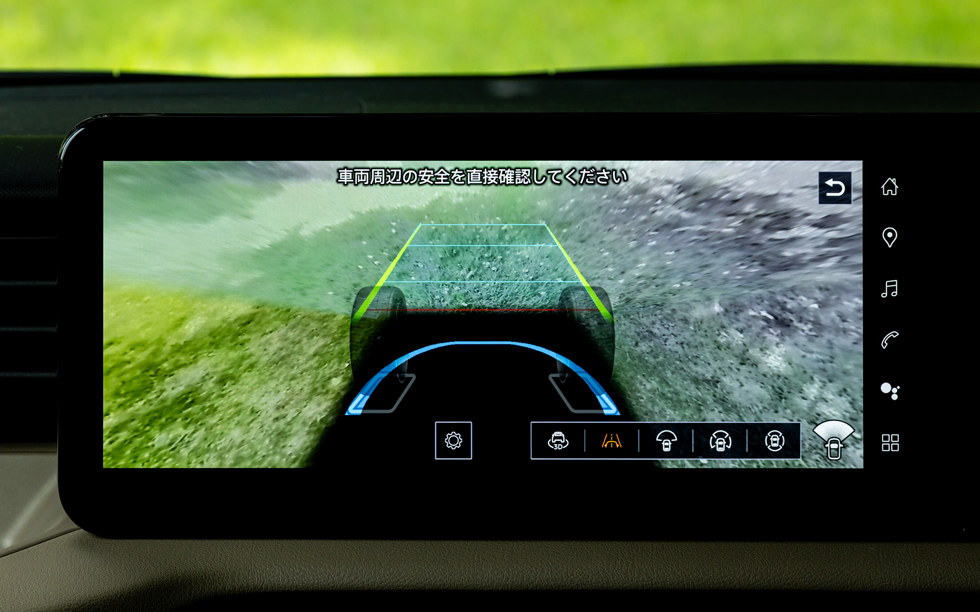 クルマの下を確認できるフロントアンダーフロアビュー。撮影時は停車していたので黒くなっているが走行時はきちんと表示される