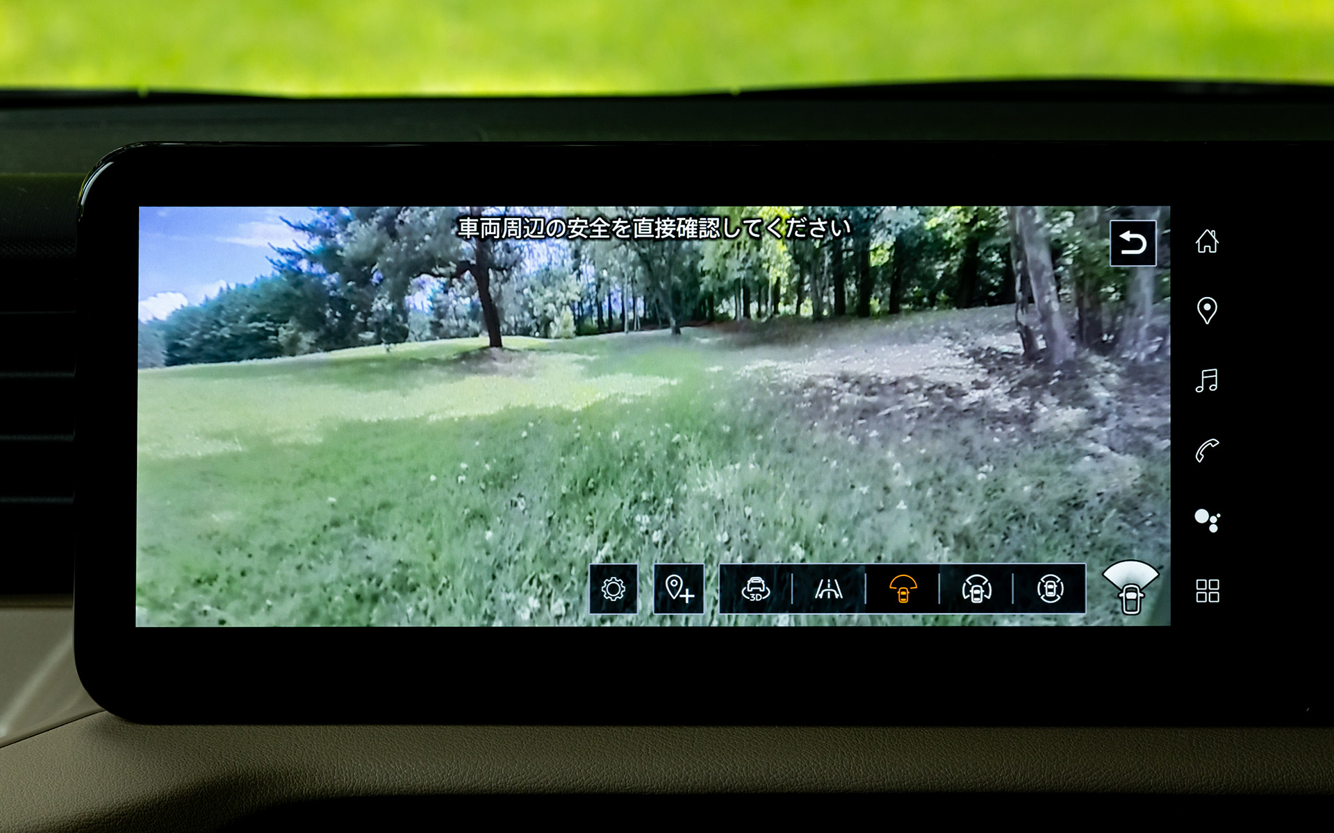 170°の超広角でフロントまわりをチェックできる。左右の確認が難しいT字路などで便利