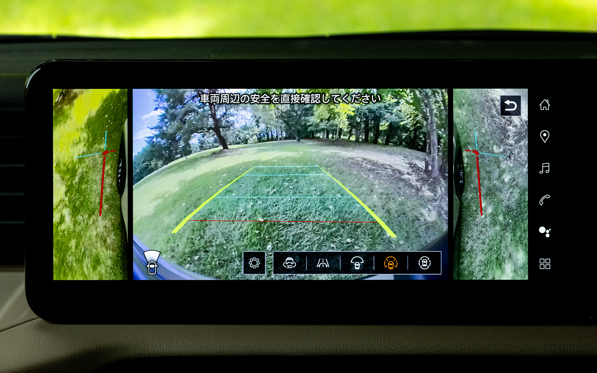 フロントカメラにフロントタイヤまわりの映像を加えたもの。死角になりがちな部分を見ることができる