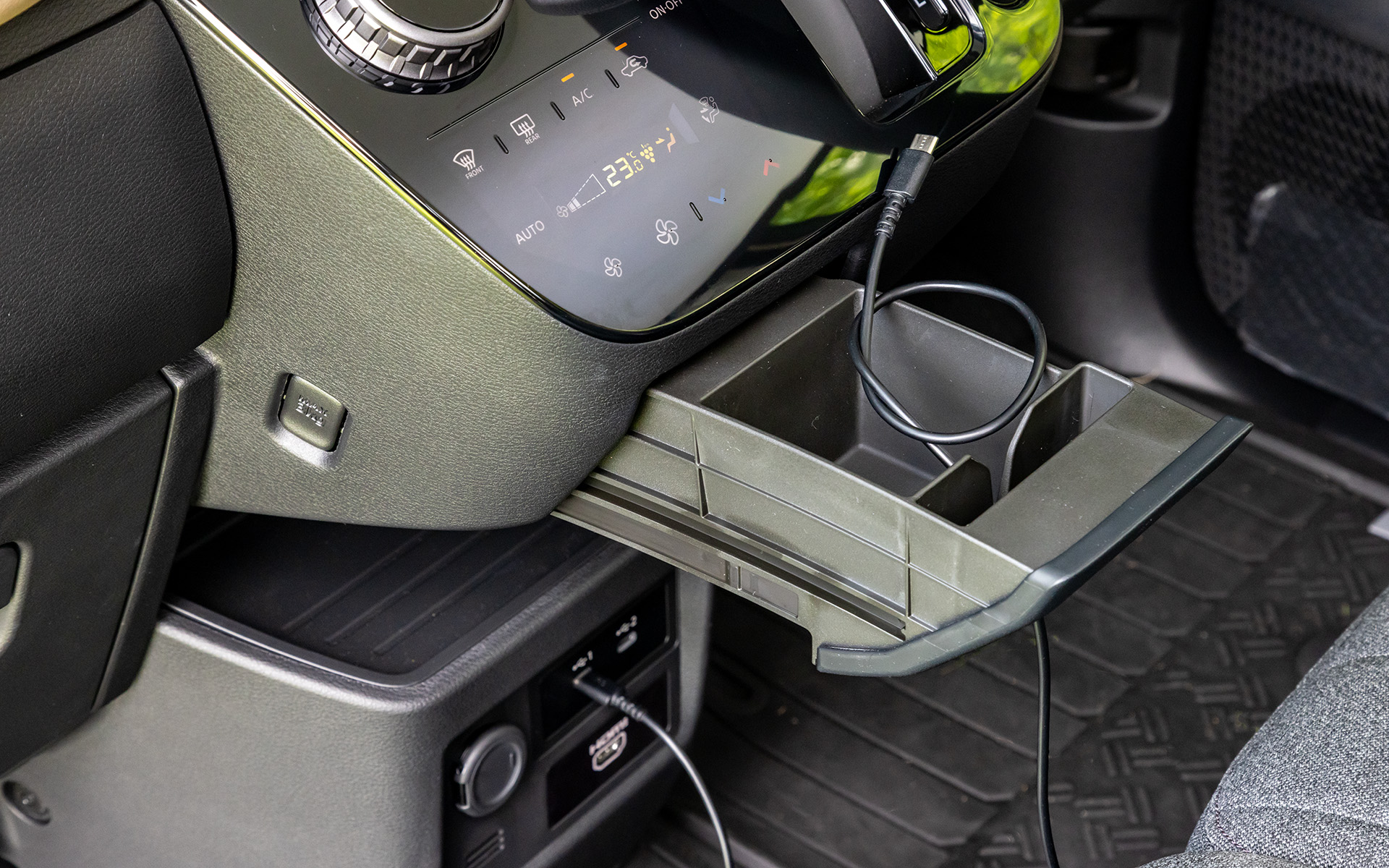 単なるカップホルダーかと思いきや先端の狭い部分は下側に穴が開いておりケーブルを通すことが可能。つまりスマホホルダーも兼用している