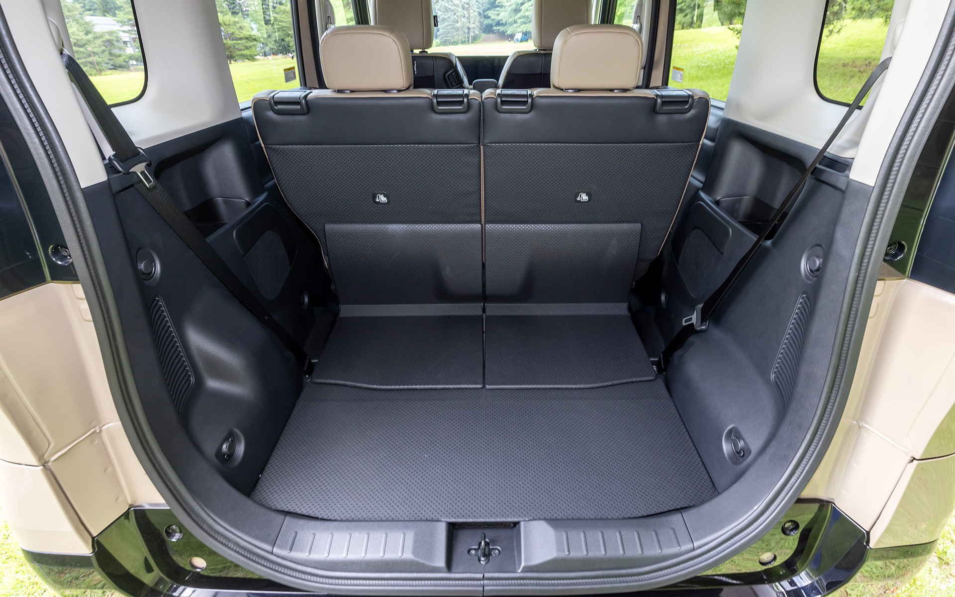 分割可倒式＆スライドが可能なリアシートによりラゲッジスペースの増減が可能