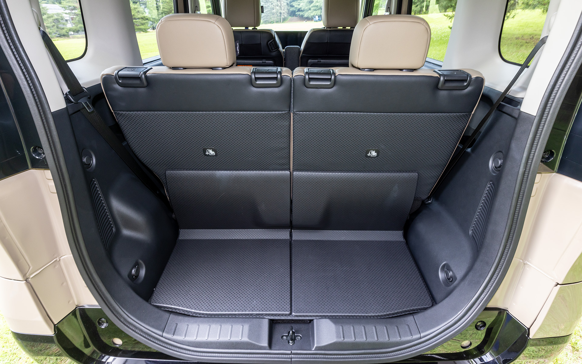 分割可倒式＆スライドが可能なリアシートによりラゲッジスペースの増減が可能