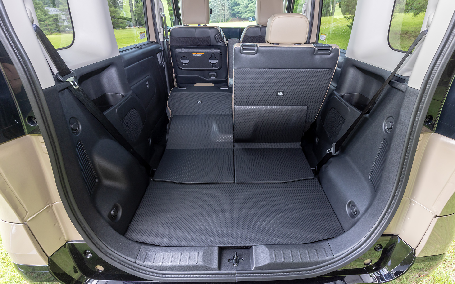 分割可倒式＆スライドが可能なリアシートによりラゲッジスペースの増減が可能