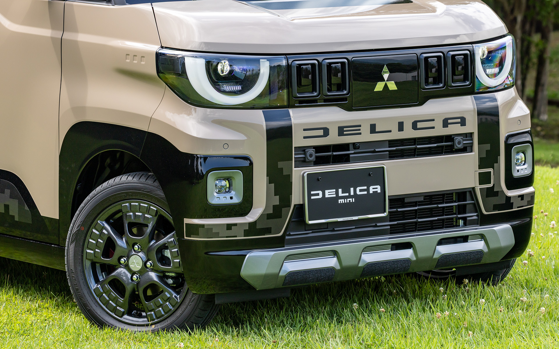 フロントではバンパーエンブレム、ダイナミックシールドデカール（カモフラージュ）など