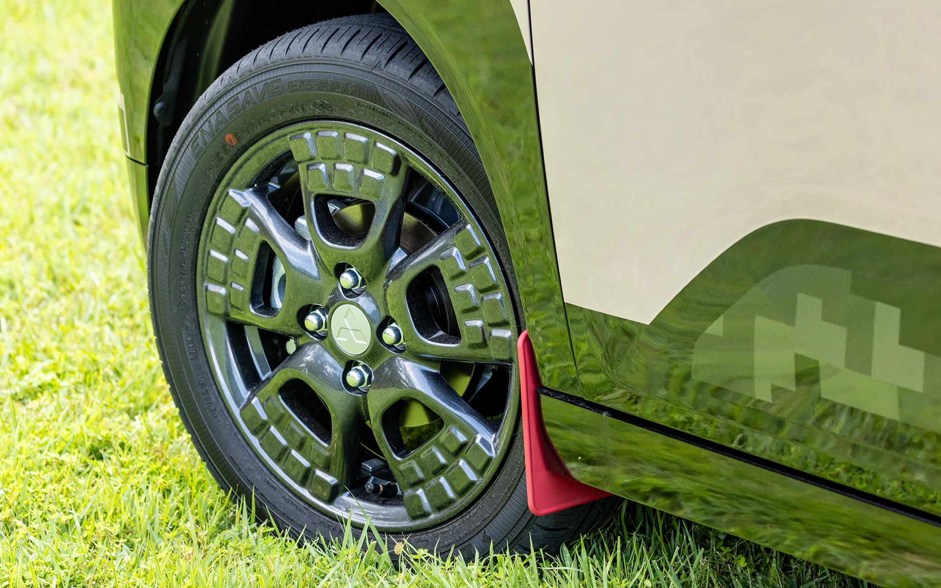 赤いマッドフラップはアウトドア感満点。サイドにもカモフラージュ柄のデカールを装着