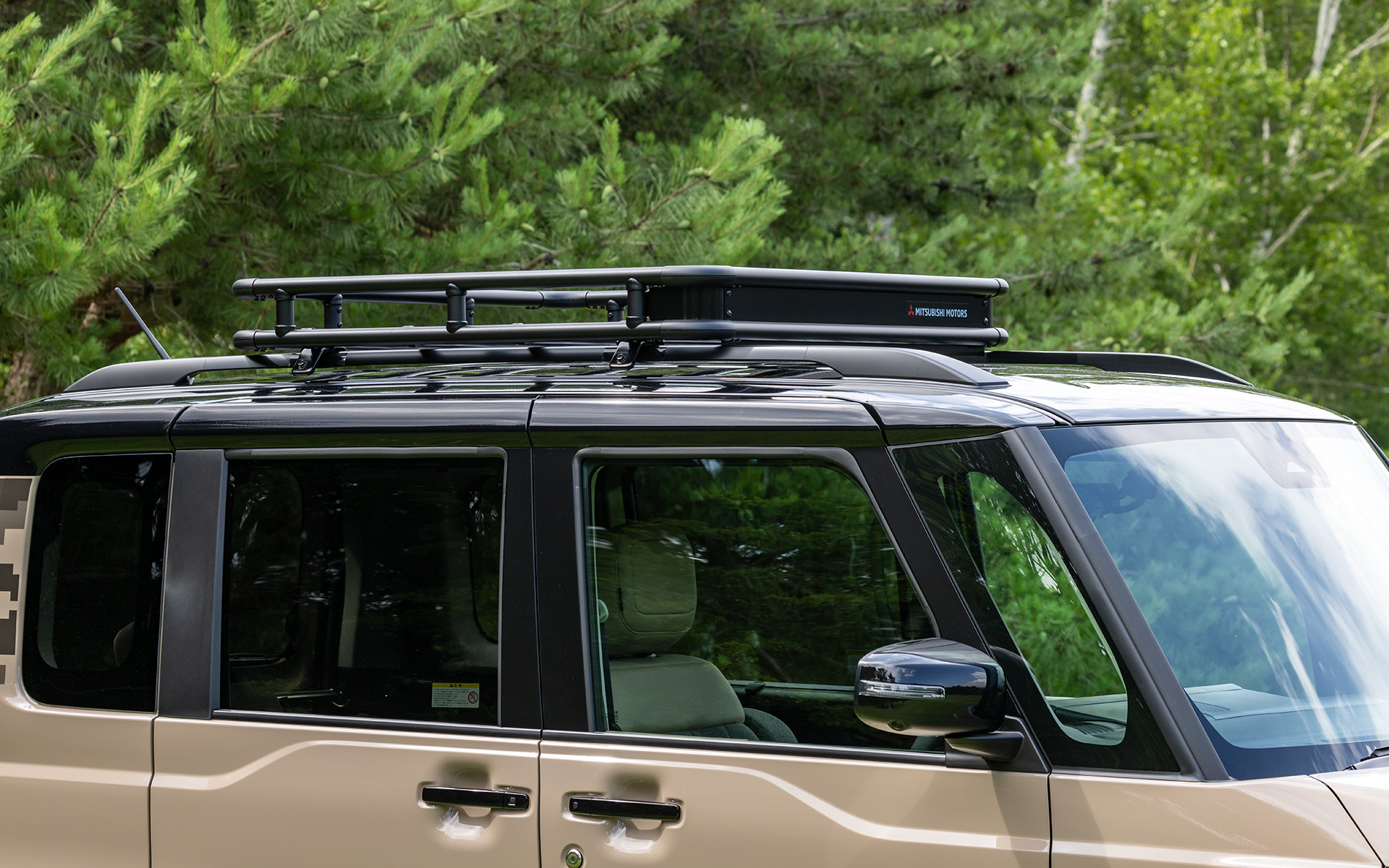 無骨なデザインのルーフラック