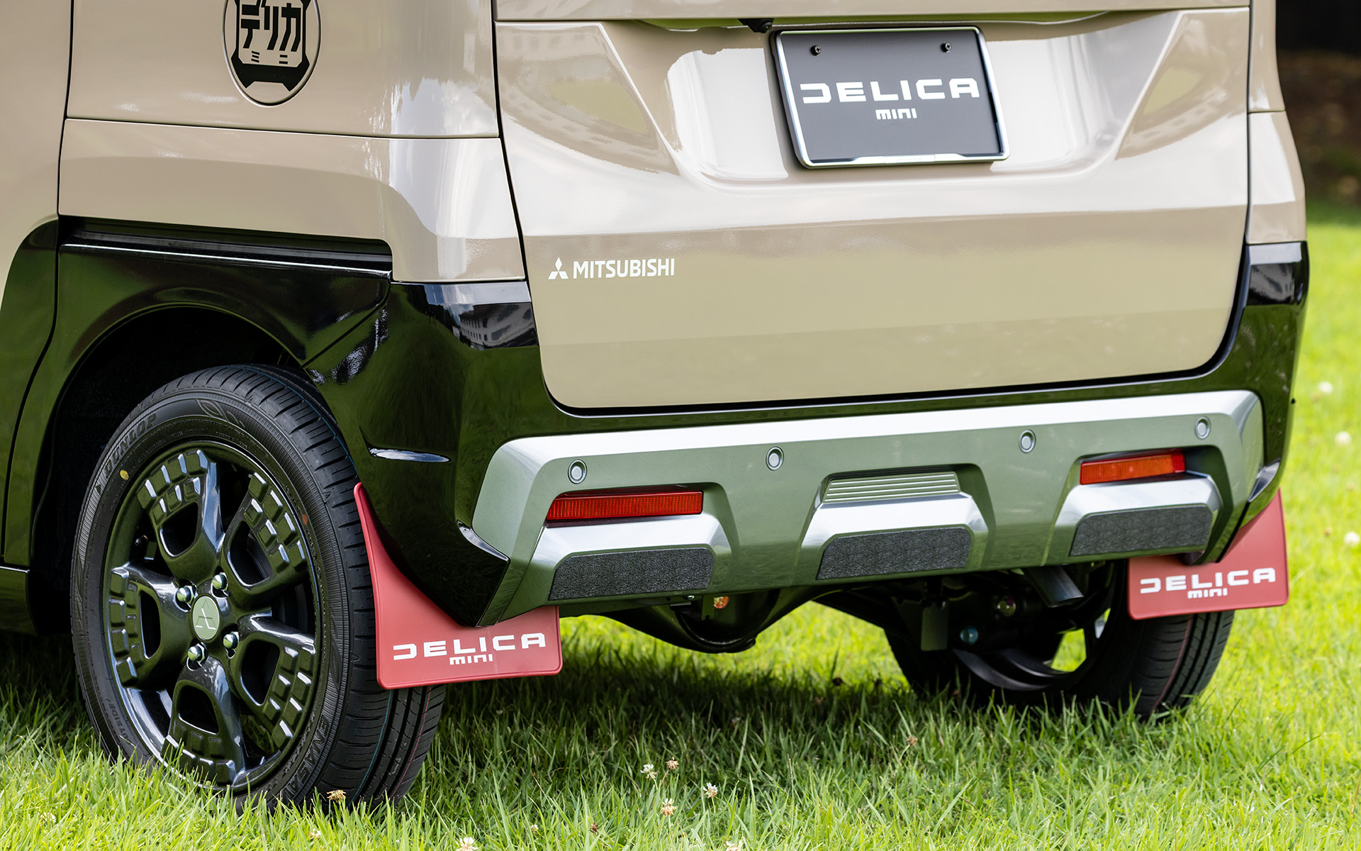 リアにはロゴ入りのマッドフラップとリアアンダーデカール