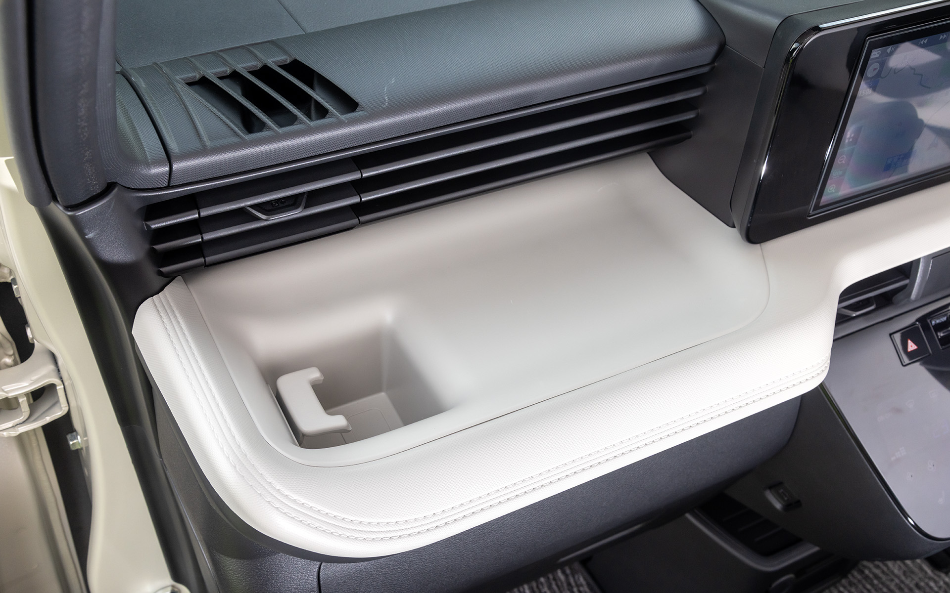 助手席前のトレーとドリンクホルダー