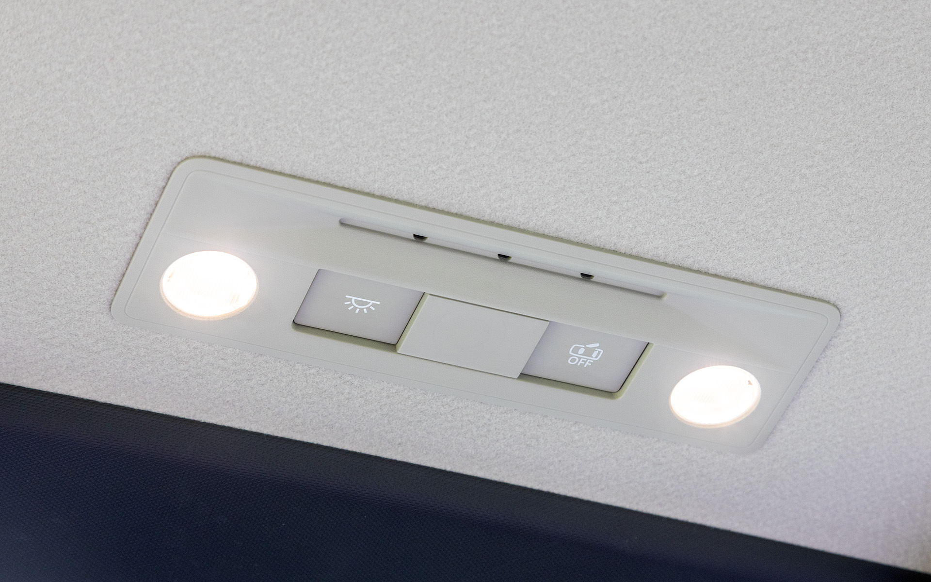 前席上部にはマップランプを用意