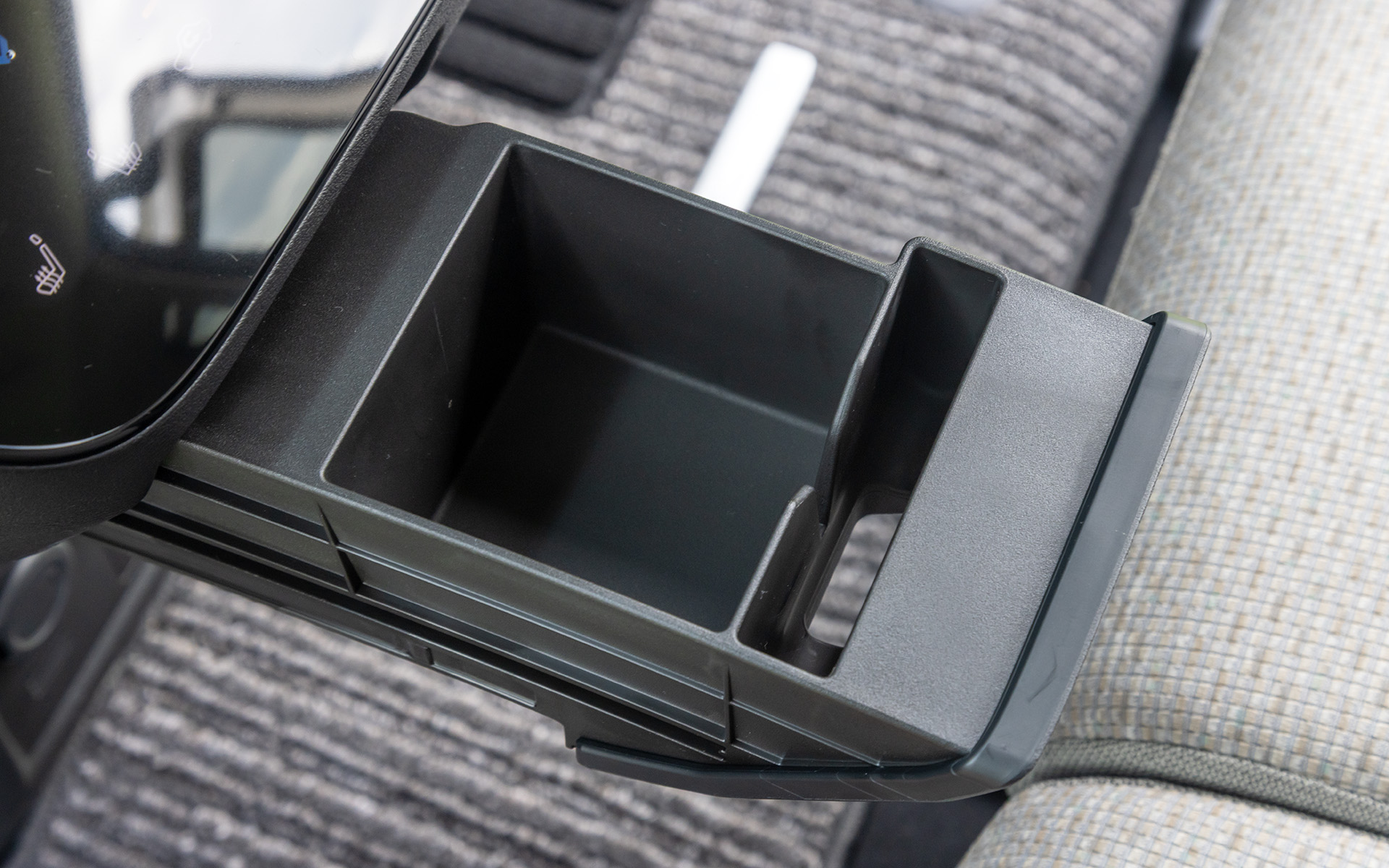 引き出し式のカップホルダー＆スマホホルダー