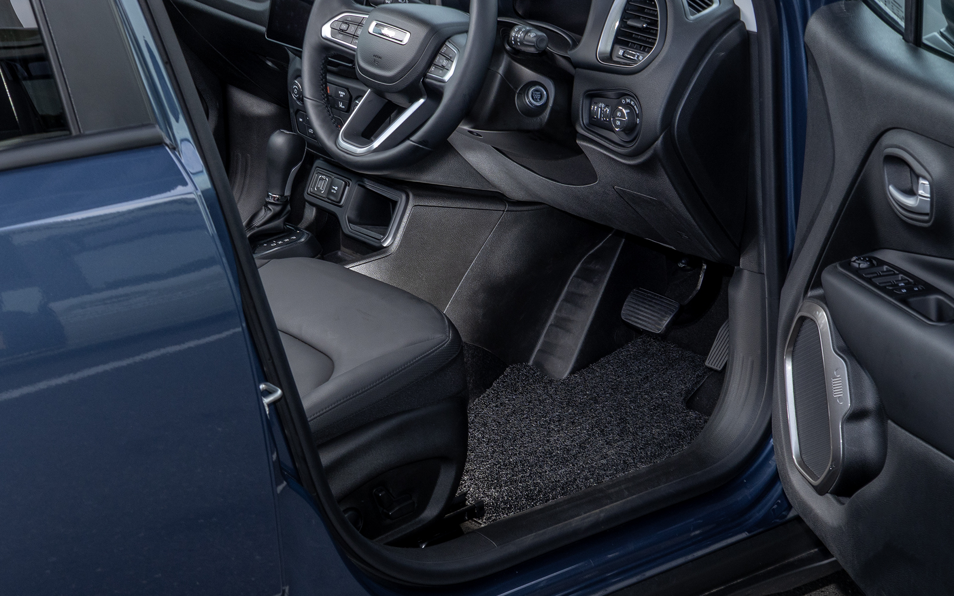 エーモンの新製品「サイレントマット」。純正フロアマットの形状に合わせて裁断し、純正フロアマットの上に敷いて使用。ロードノイズの低減とフロアマットとしての機能を持つ