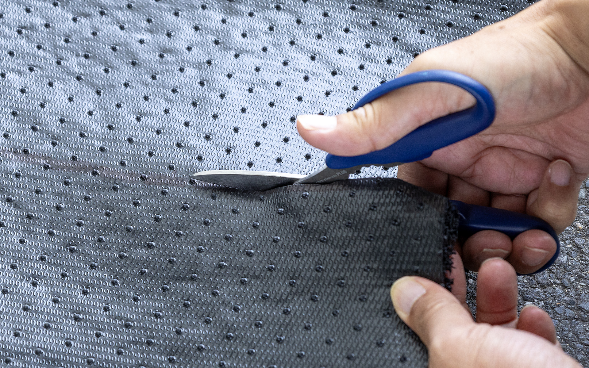 人気商品である静音計画シリーズは、「誰でも簡単に車内を静かにすることはできないか？」という発想から生まれた製品で、取り付け作業は「切る」「挟み込む」といった簡単なものにしつつ、数値的なデータ、体感ともに効果のあるものとなっている