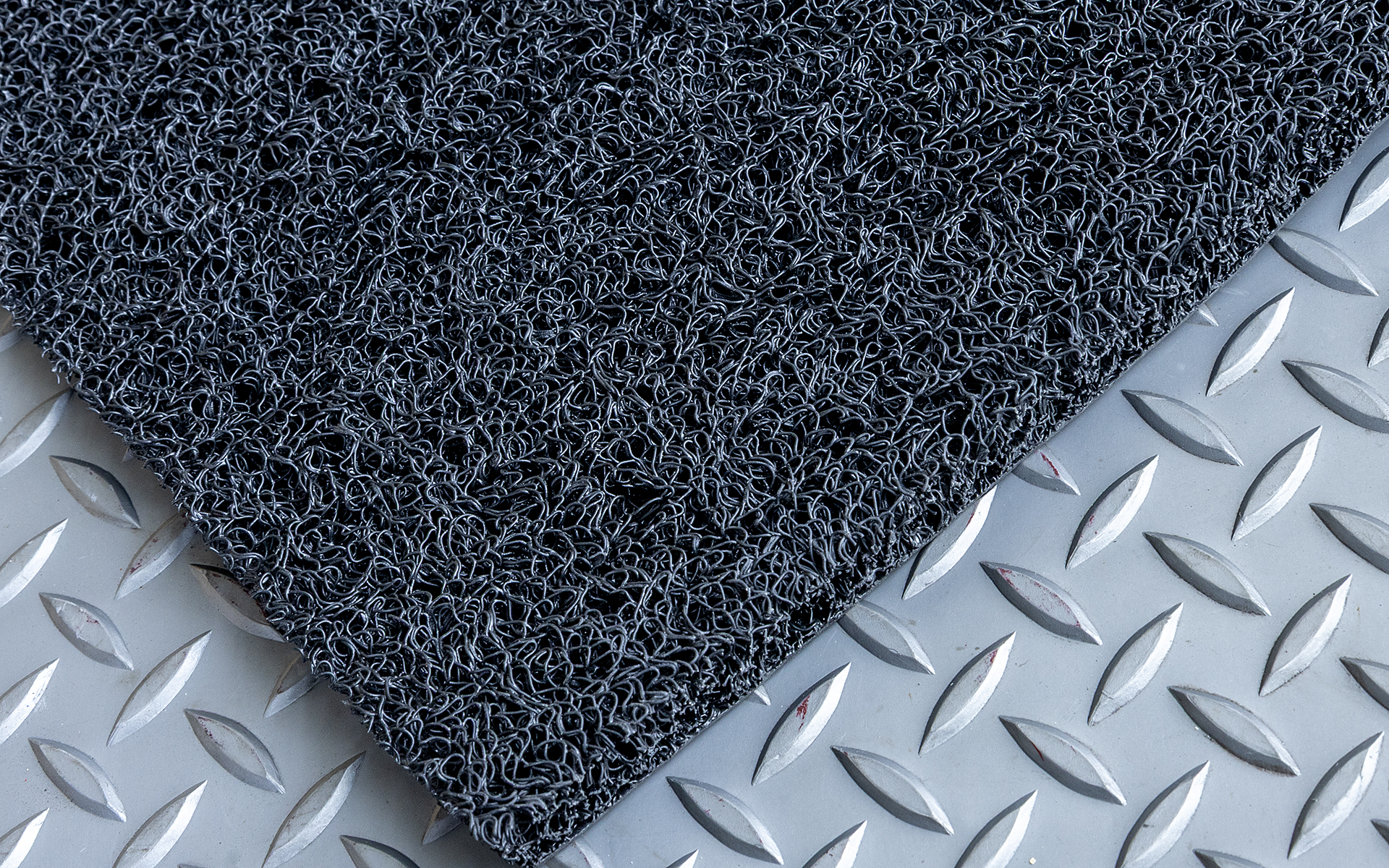 材質はPVC。表面はコイル構造で吸音効果がある。また、小石などが散らばりにくいのでフロアマットとして使うことで室内が汚れにくくなる。サイレントマットが汚れたときは水洗いだけできれいにできるのもポイント