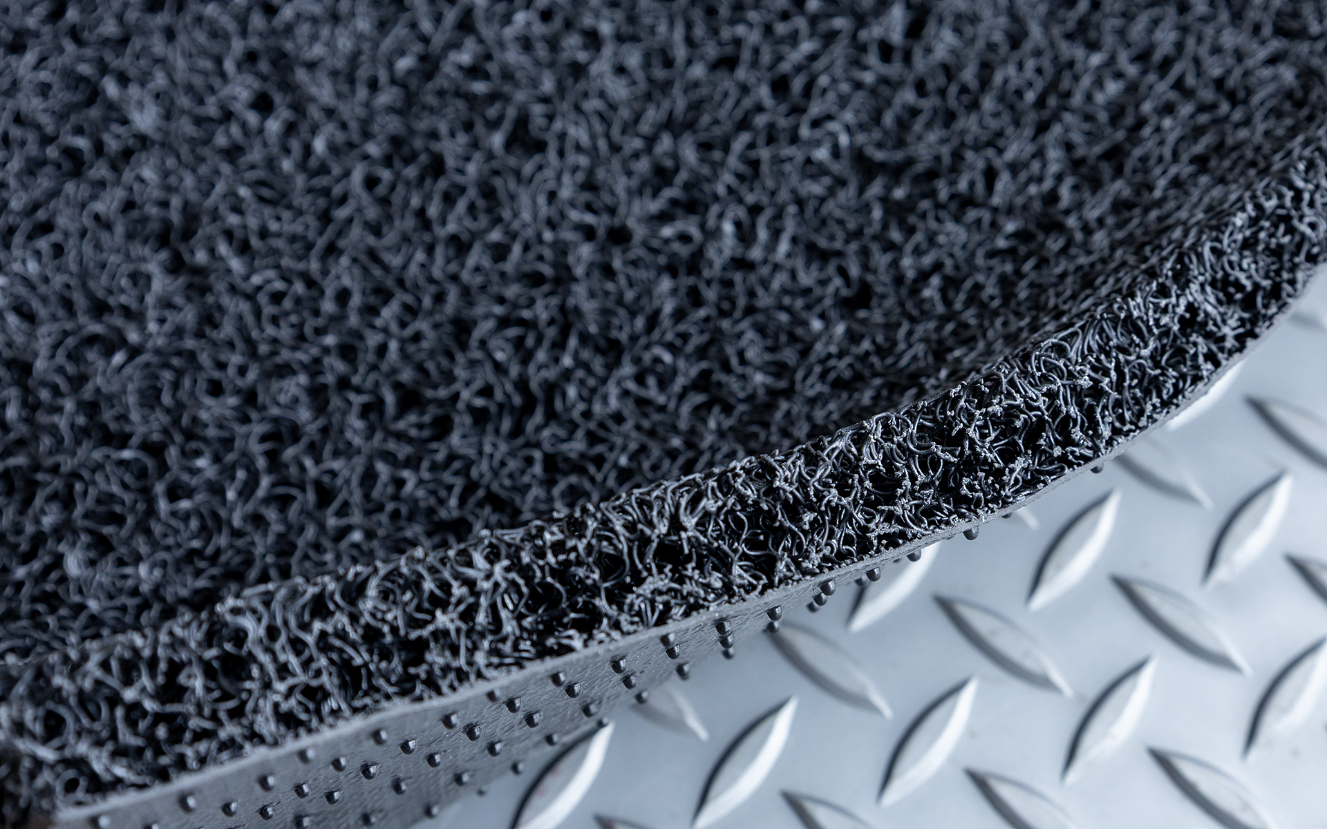 コイル構造の部分は厚みと弾力性もあるので、フロアに敷いて足を乗せたときの感触もいい。毛足の長いフロアマットもあるが、コイル部分に反発力があるのでそれとは違う感覚だ