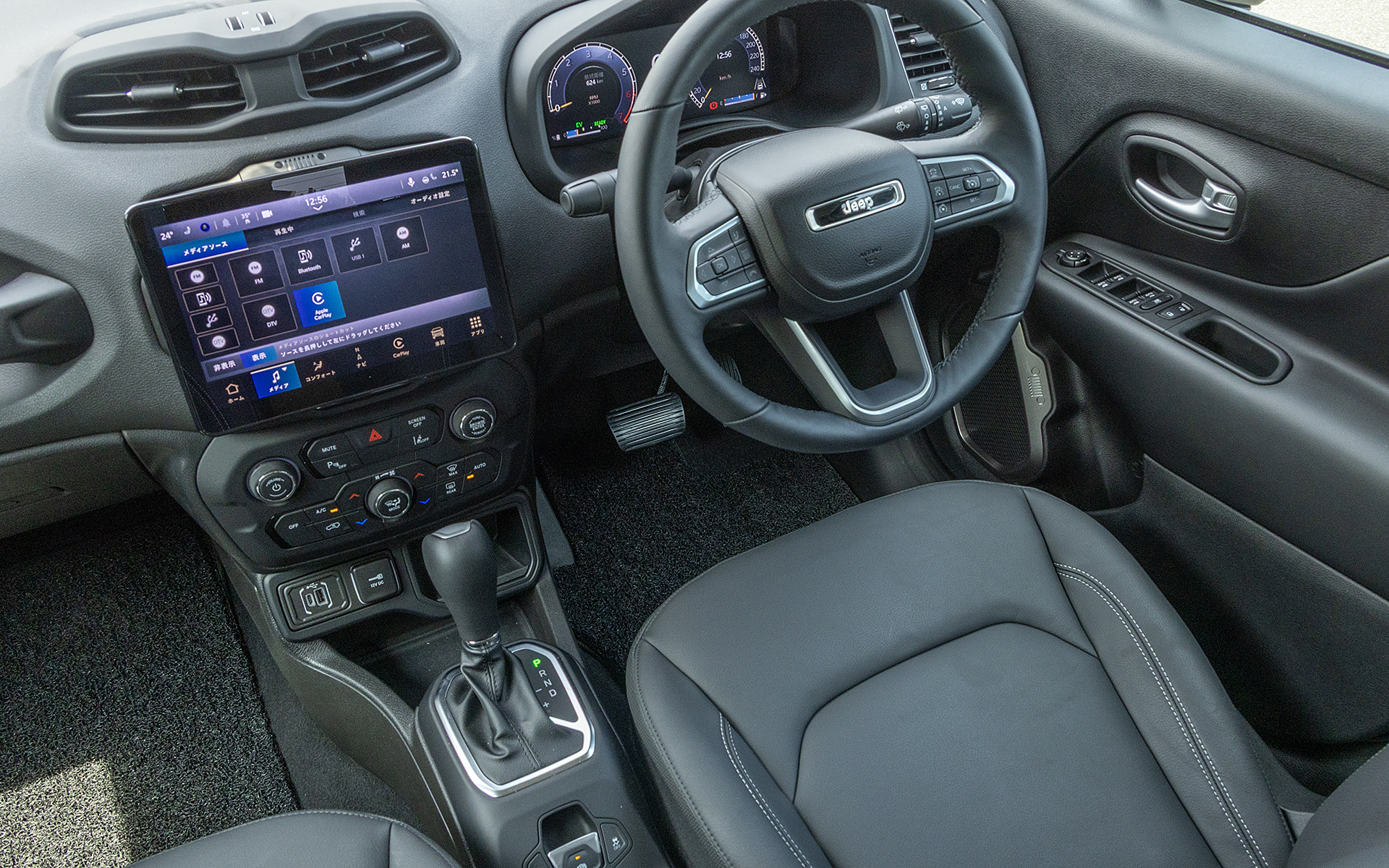 サイレントマットを敷くことで静かさが得られるだけでなく、カーオーディオで聞く音楽の質を向上させる効果があるとのこと。今回は音楽の聞こえ方にも注意した