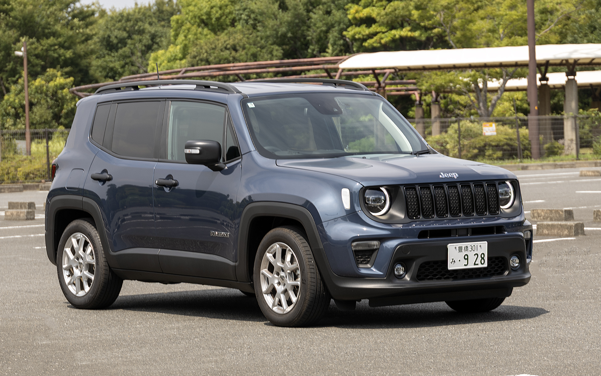 今回のテストで使用したのはジープのアーバンサイズSUV「レネゲード」。グレードはアルティチュードeハイブリッド。ボディカラーはスレートブルーパールコート