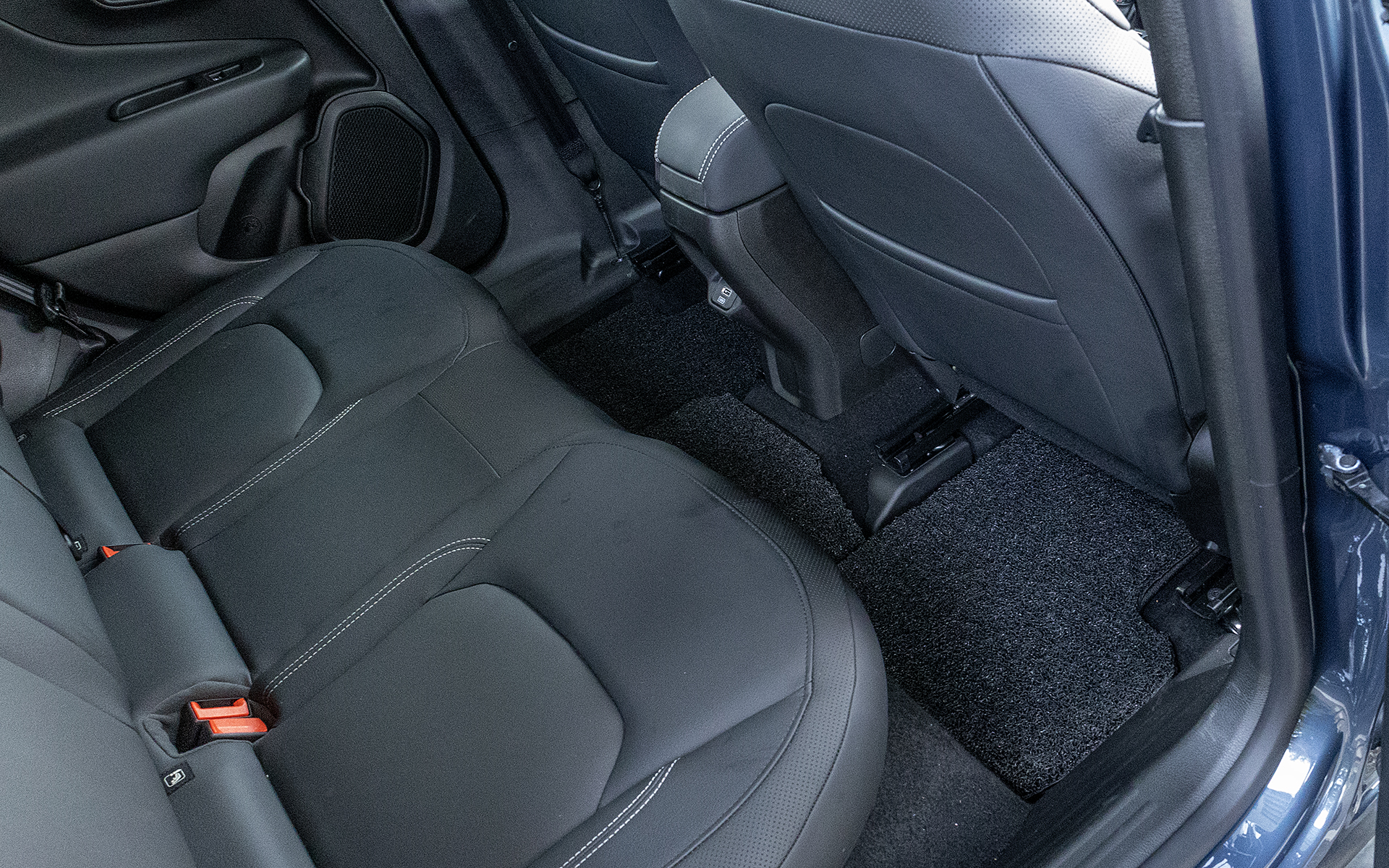 サイレントマットは前席だけでなく後席にも敷いたほうがより高い効果を得られる