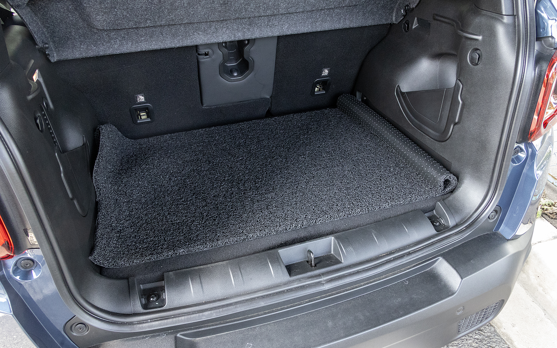 残っていたサイレントマットをラゲッジフロアに敷いてもう一度走行したところ、低い音の部分の静粛性がさらに向上。車格が上がったような印象を受けた