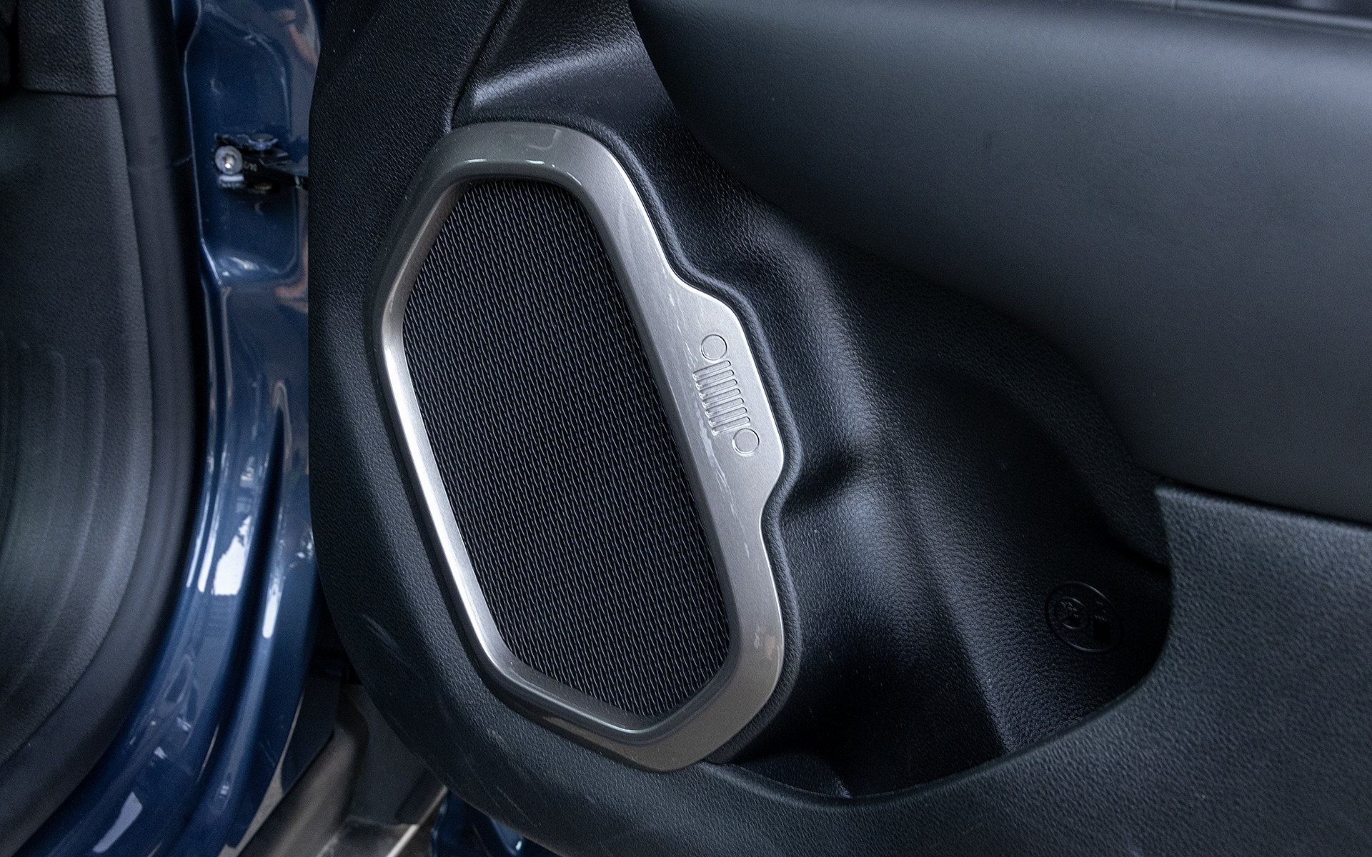 純正スピーカーでも効果が分かるだけに、オーディオメーカー製のトレードインスピーカーへの交換とあわせて使うことで、さらにはっきりとしたリズム隊の演奏が聞こえるようになるだろう