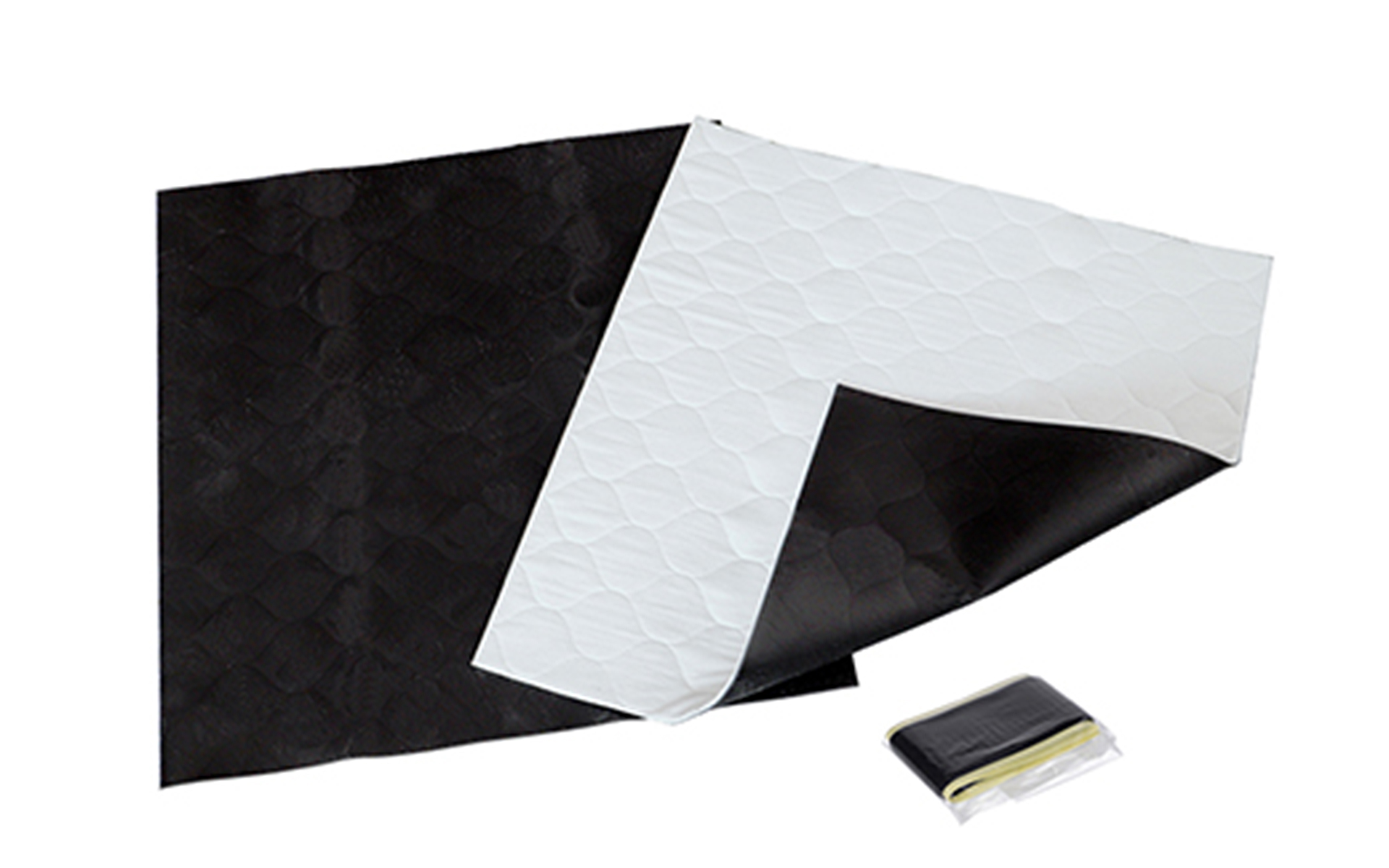 ロードノイズ低減マットは純正フロアマットとカーペットの間に敷く。サイレントマットとは素材や使用するレイヤーが違っているので、吸収できるノイズの周波数帯も違う。また、熱を吸収する効果もある