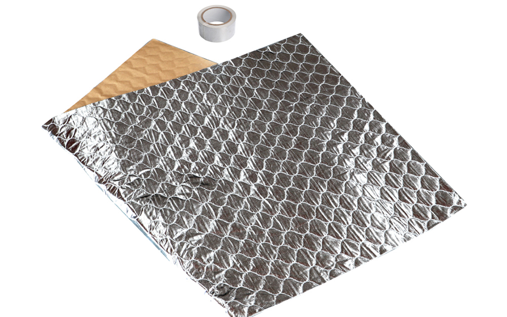 ボンネットの裏に貼ることで、エンジンからのノイズを吸収するエンジンルーム静音シートなどいろいろ使ってみたくなる