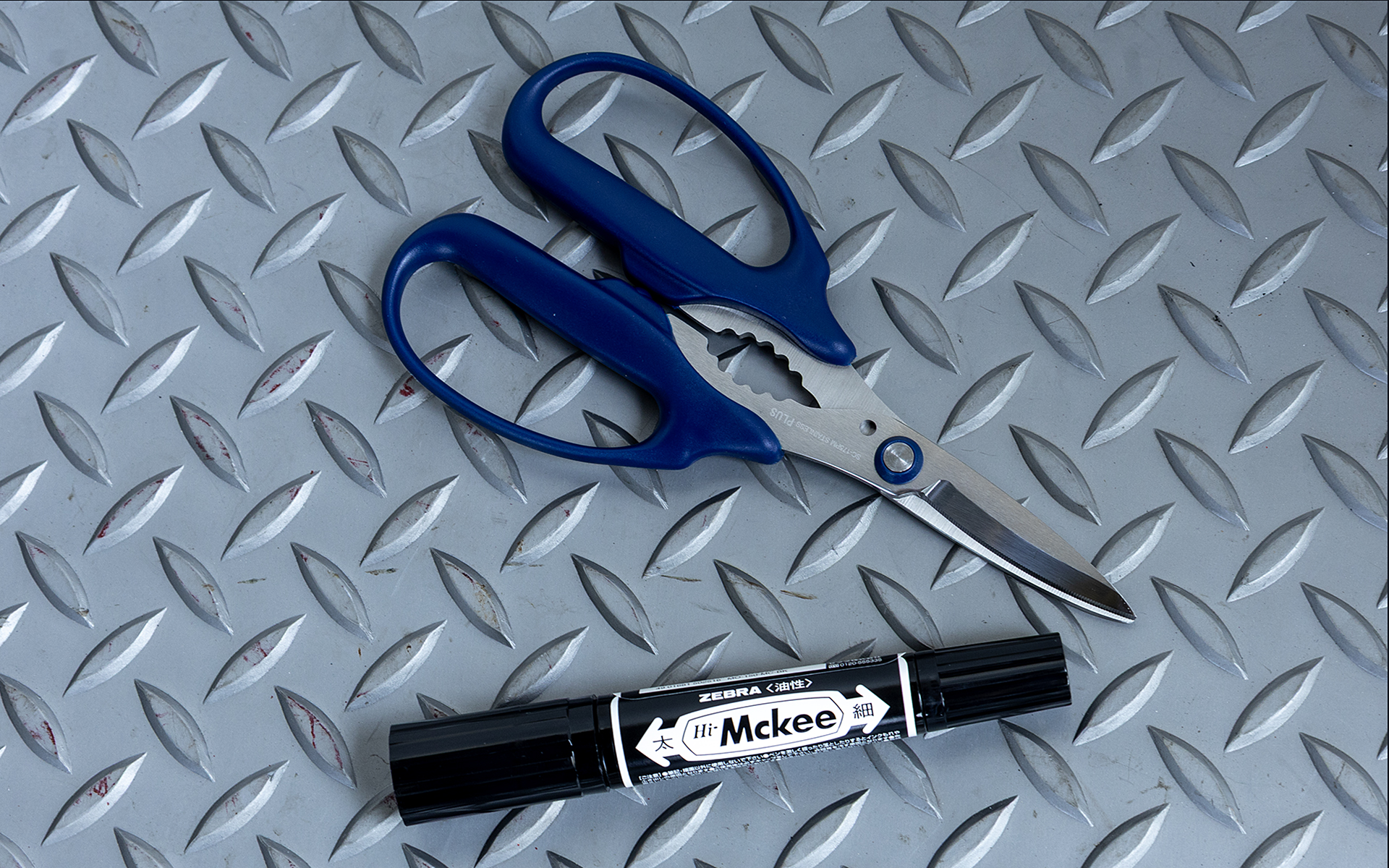 用意する道具はハサミと型取りのために使うマジックのみ