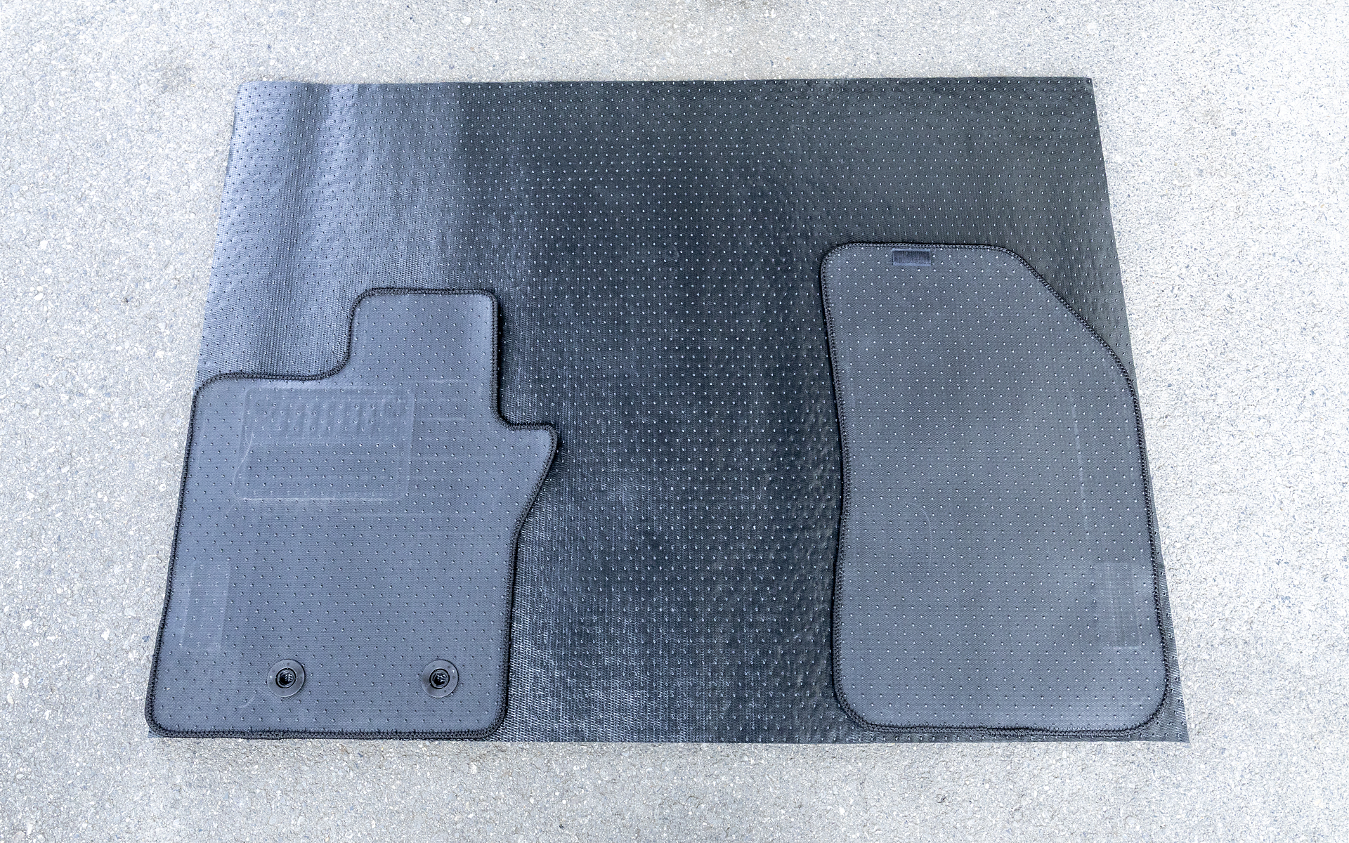 型取りはサイレントマットの裏側で行なうので、純正フロアマットも裏返ししてから載せる。無駄がないようにどこから切り出すかを考えよう