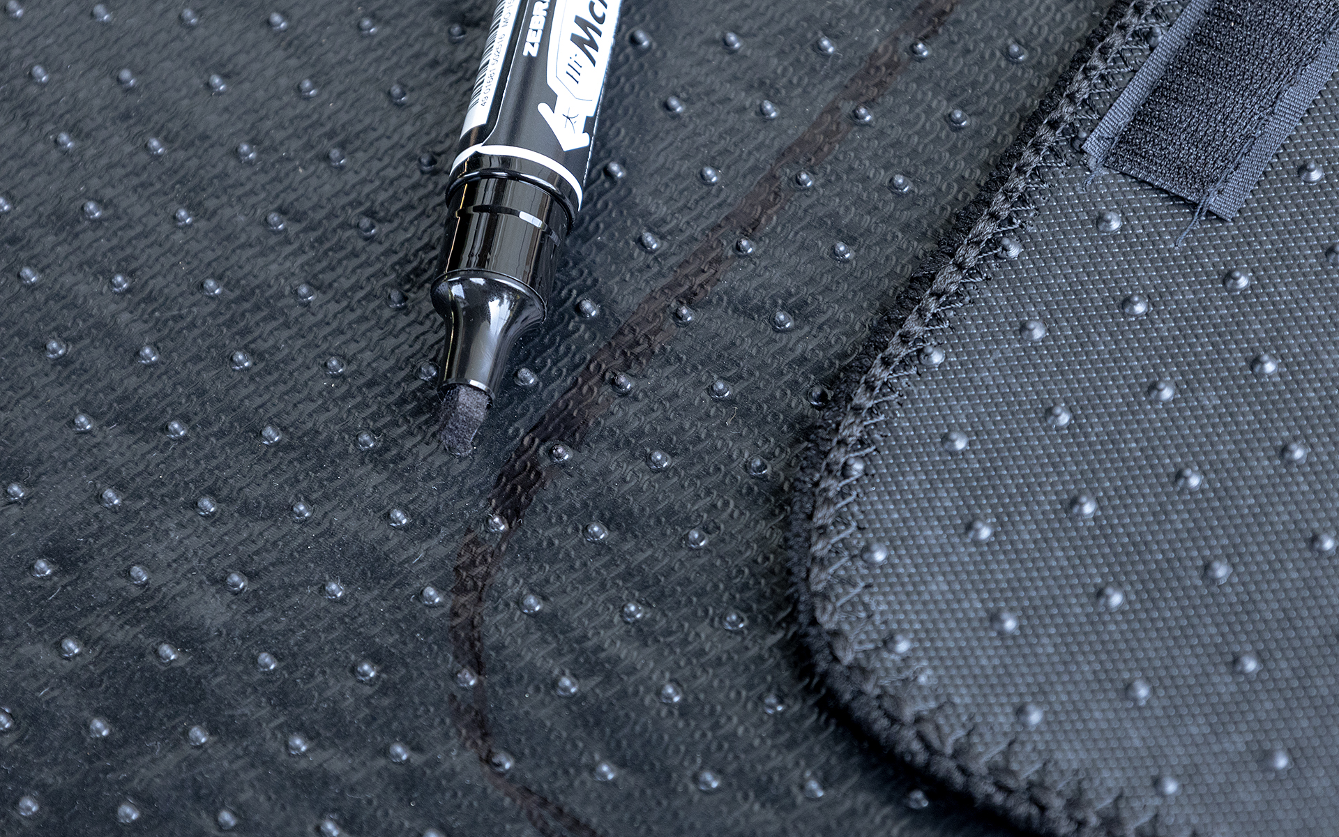 今回は黒いマジックを使用したが、マットも黒いので線が分かりにくくなりがち。ここは白色のペンを使った方がよさそうだ