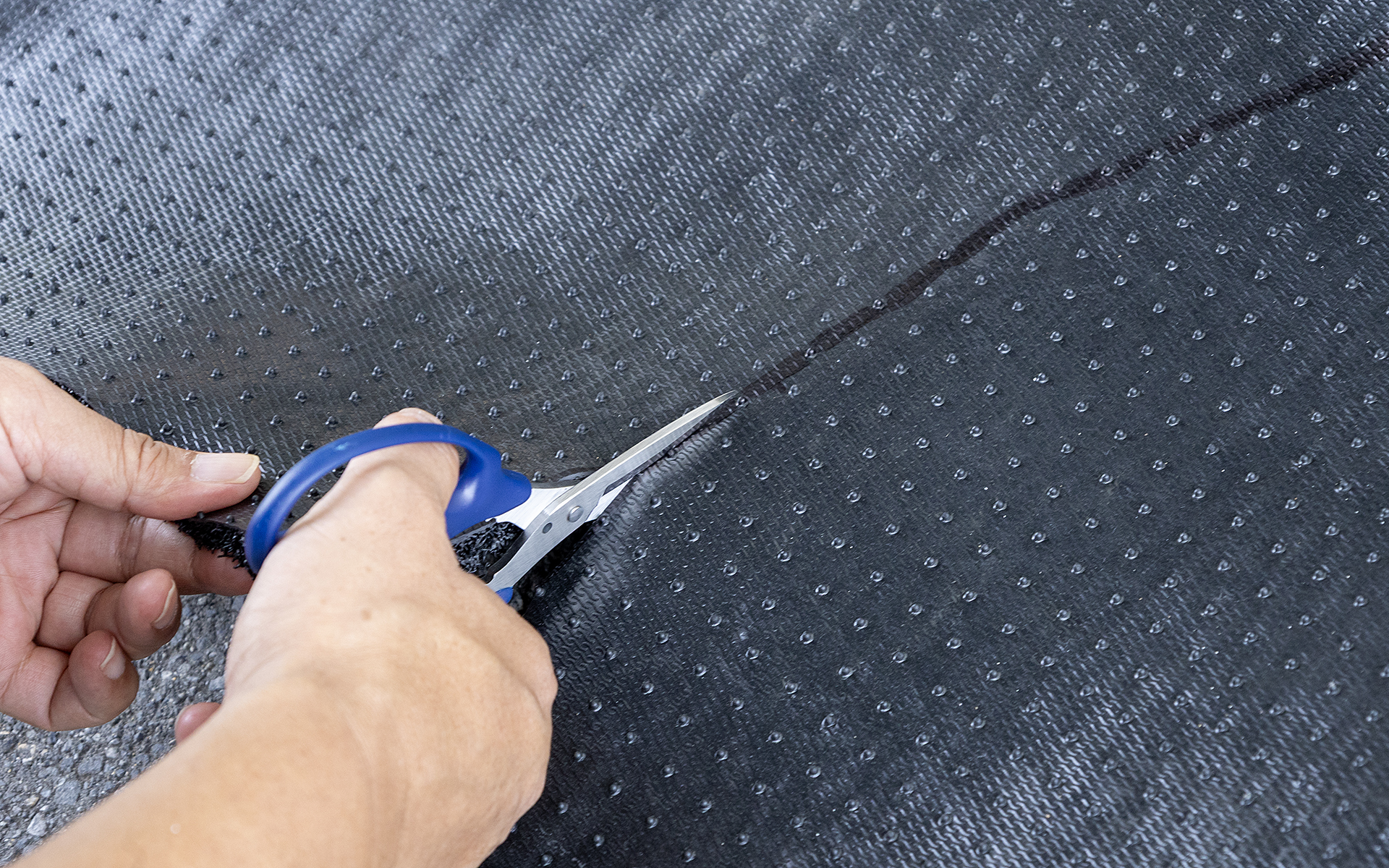 サイレントマットはハサミで切りやすいものだったが、切っていく面積が広いので使うハサミは大型の方がいいだろう