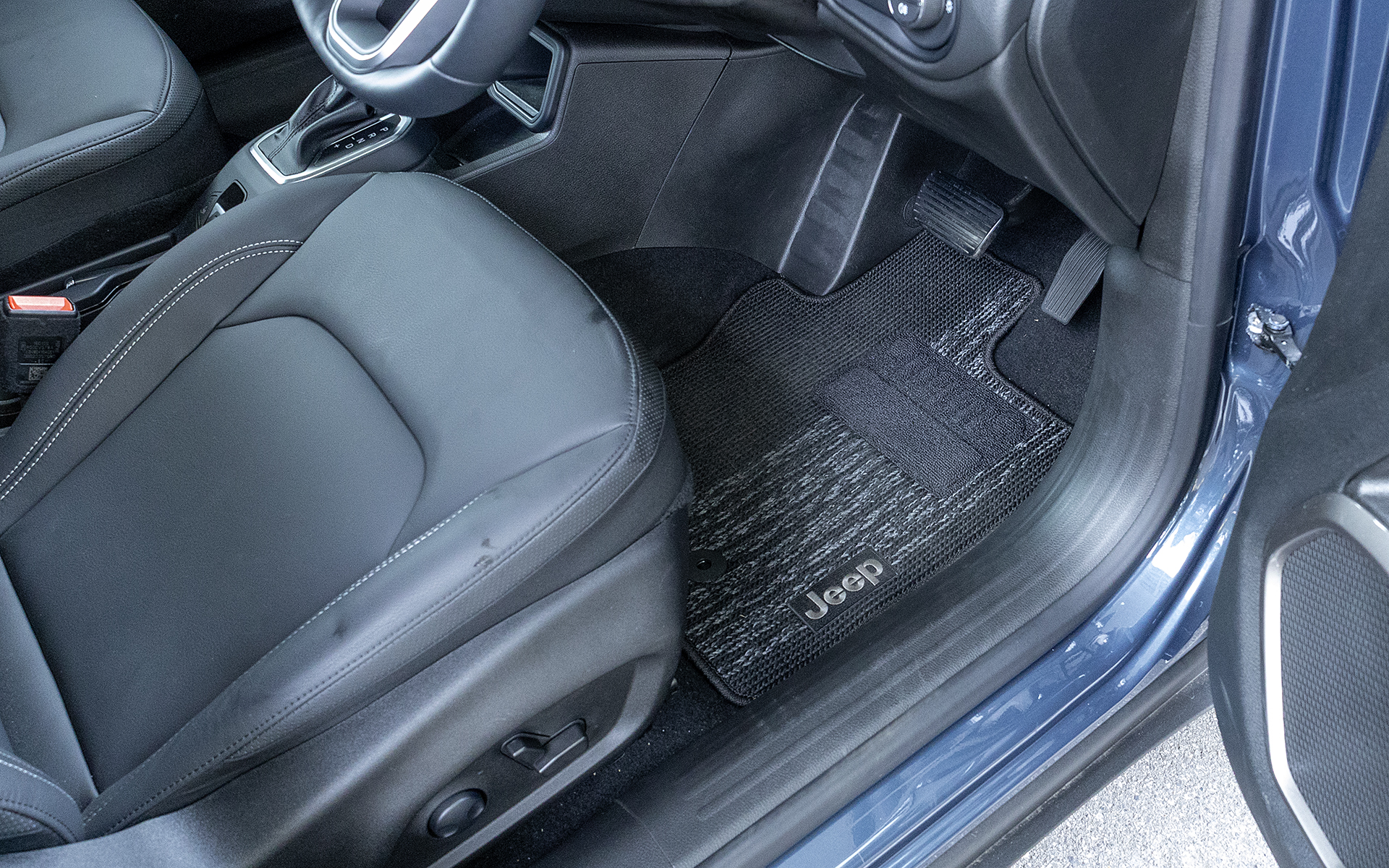 マットがずれたら運転に支障が出るので、一般的に運転席側のマットはフロアの形状にぴったり合うように作っている。そのため、運転席側のサイレントマットを切り出すときも、大きすぎたり小さすぎたりしないよう丁寧に切っていく