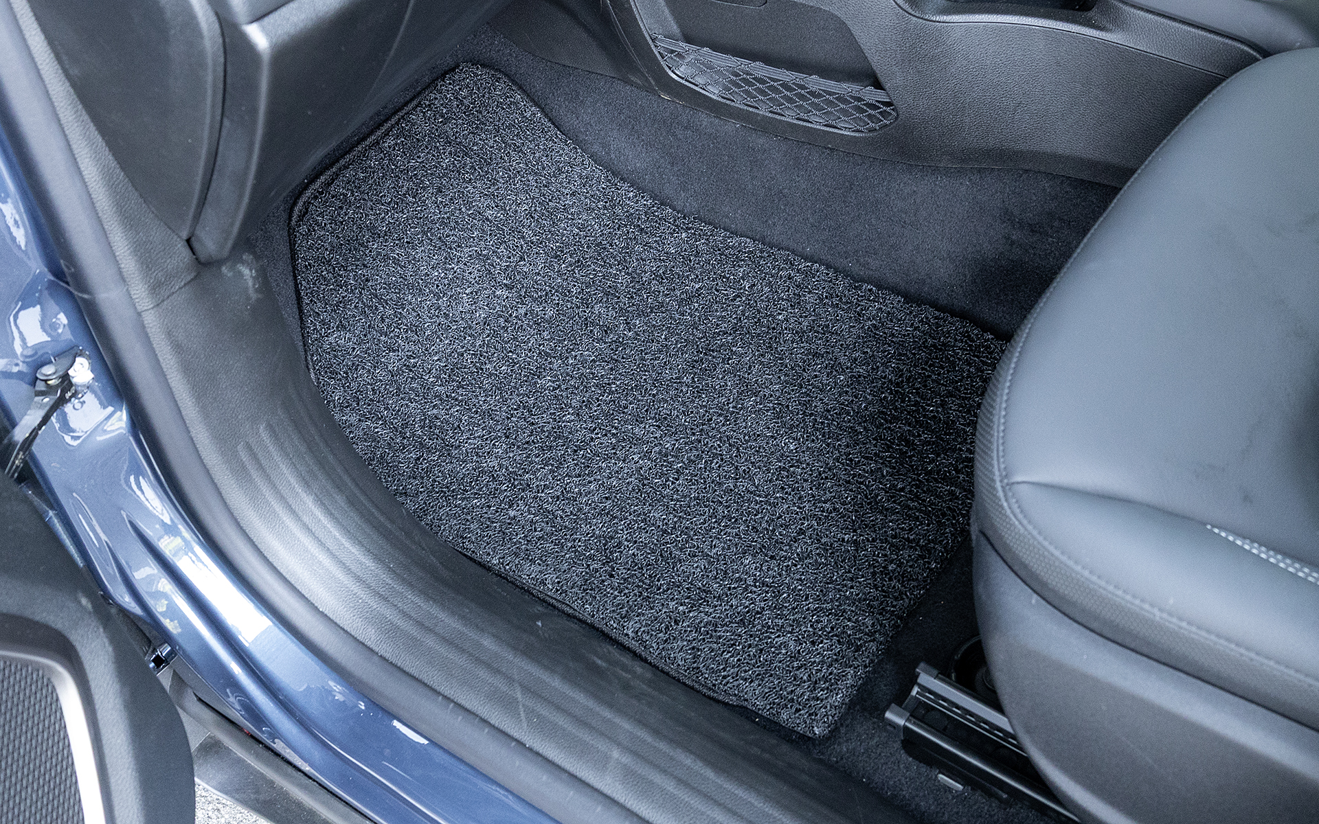 助手席側のマットはフロアに対して、天地左右ともに余裕があるので、少し大きめに切っても問題ないかもしれない