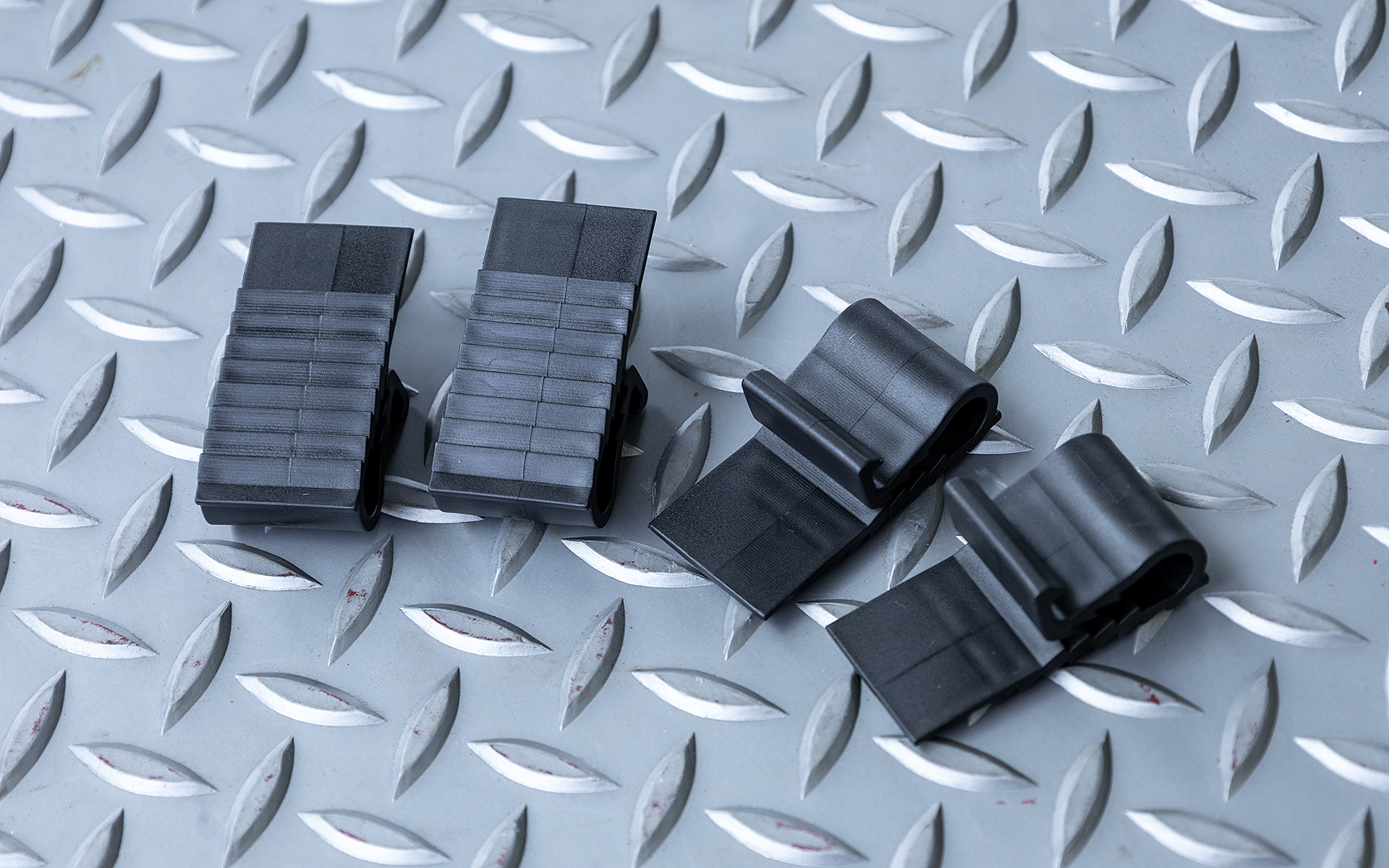 サイレントマットは純正フロアマットと重ねて使用することが前提となっている。そのためマット同士のずれを防ぐためにマット固定用クリップが付属されている