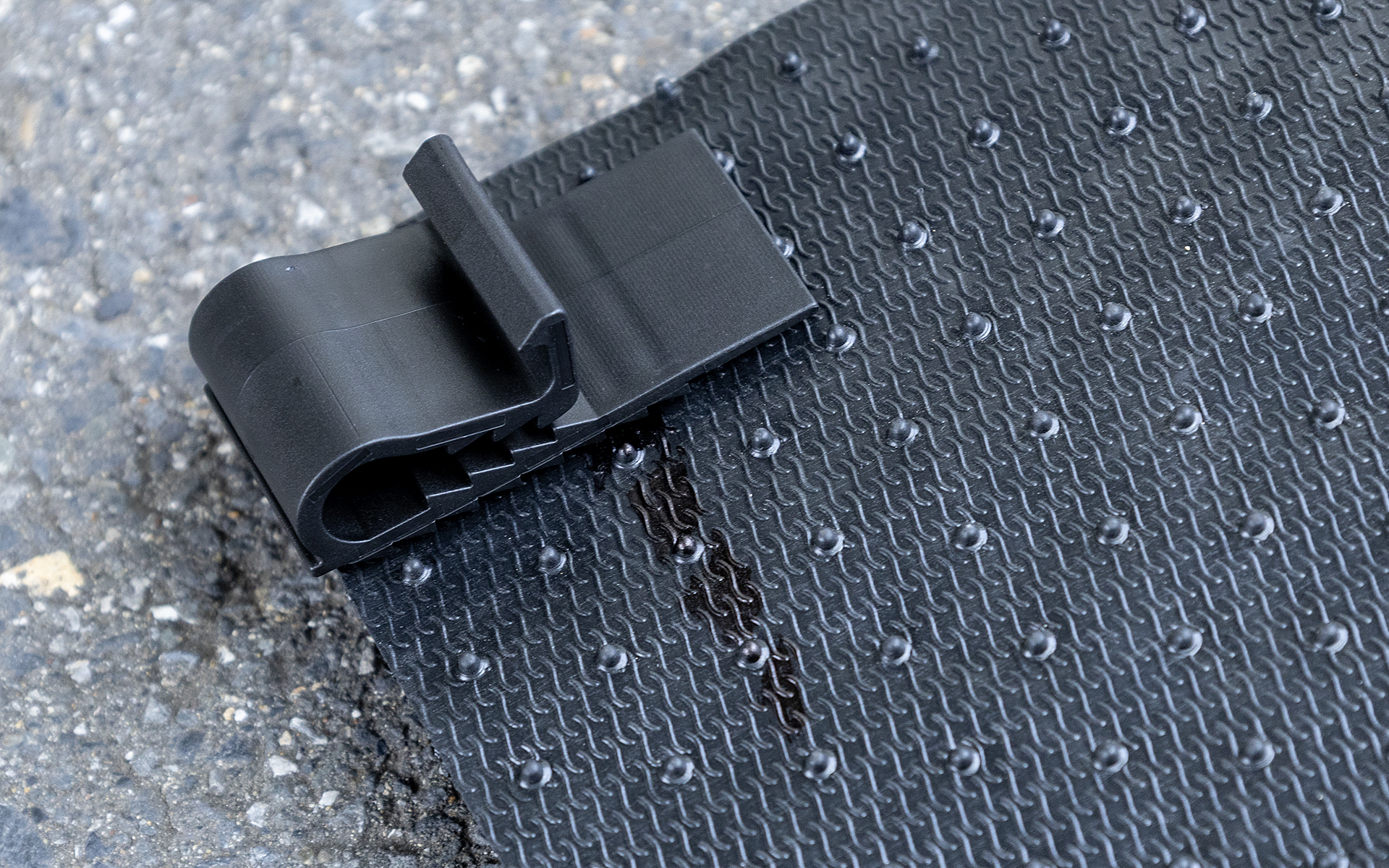 マット固定用クリップはクリップ部分で純正フロアマットを挟み、サイレントマットに入れた切り込みに爪の部分を差し込んで固定する