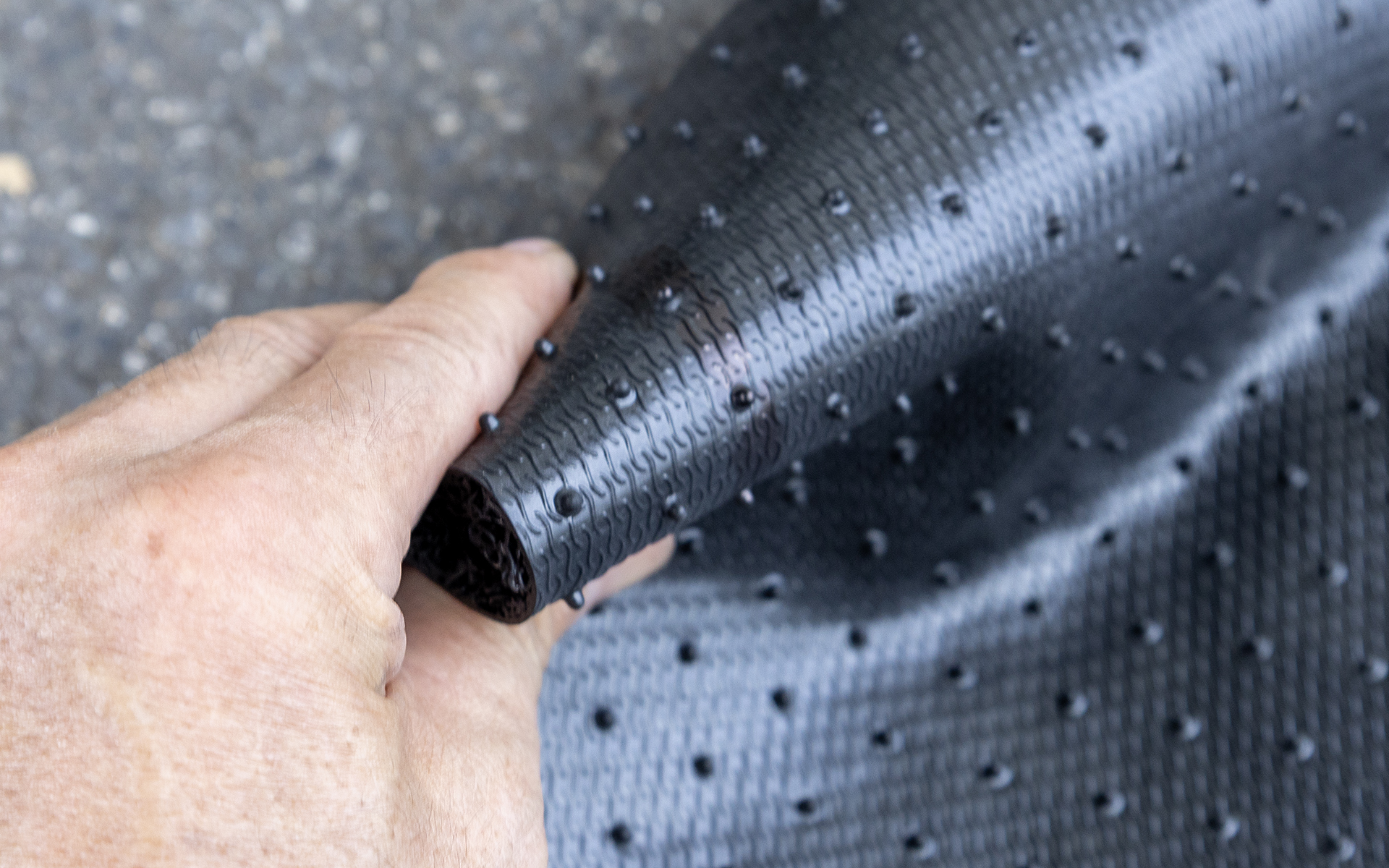 爪の部分を差し込むための切り込みを入れる。カッターがあれば簡単だが、ハサミの場合は切り込みを入れたい部分をマーキングした後に、切るラインをこのようにつまんでハサミが入るようにする