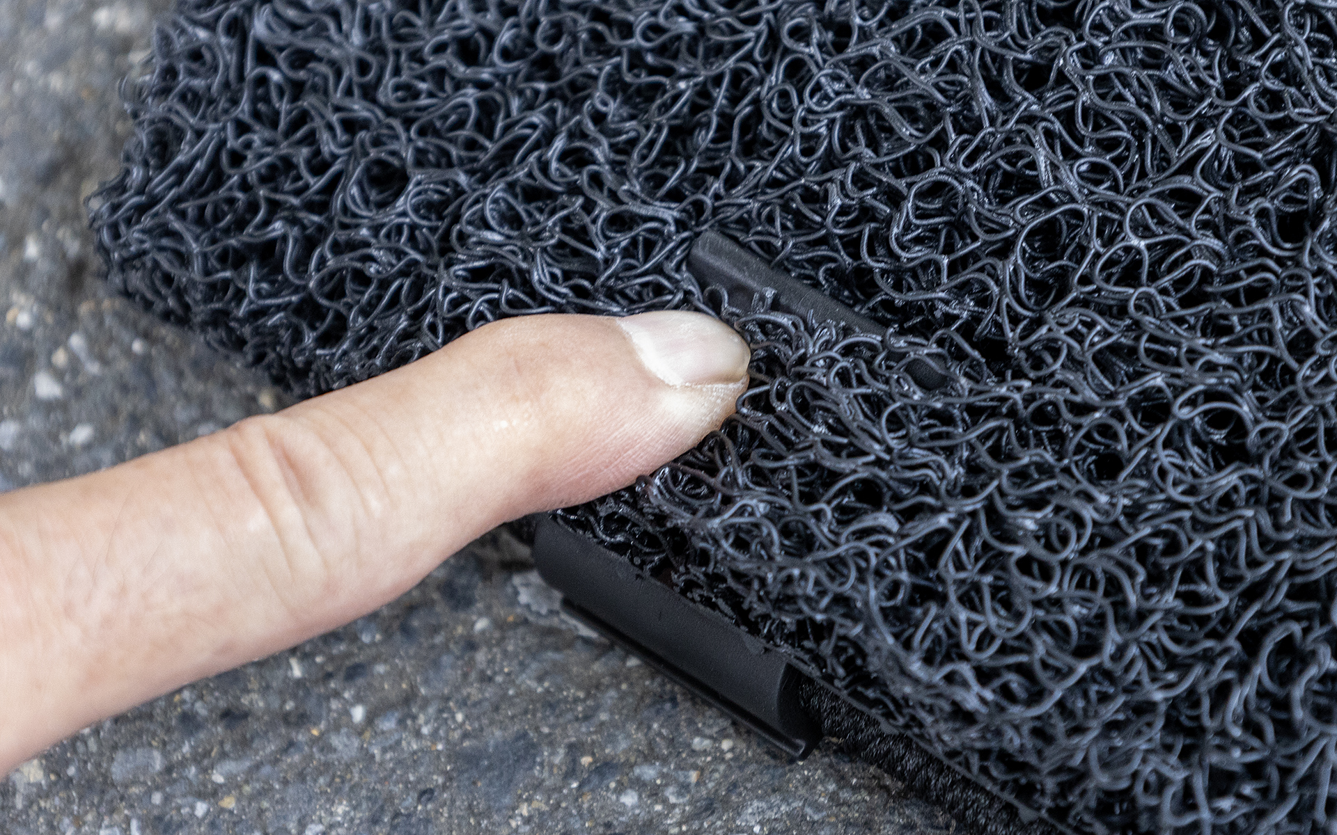 切り込みを入れると表面はこのような感じになる。コイルが長いのでクリップの爪が飛び出ることはない