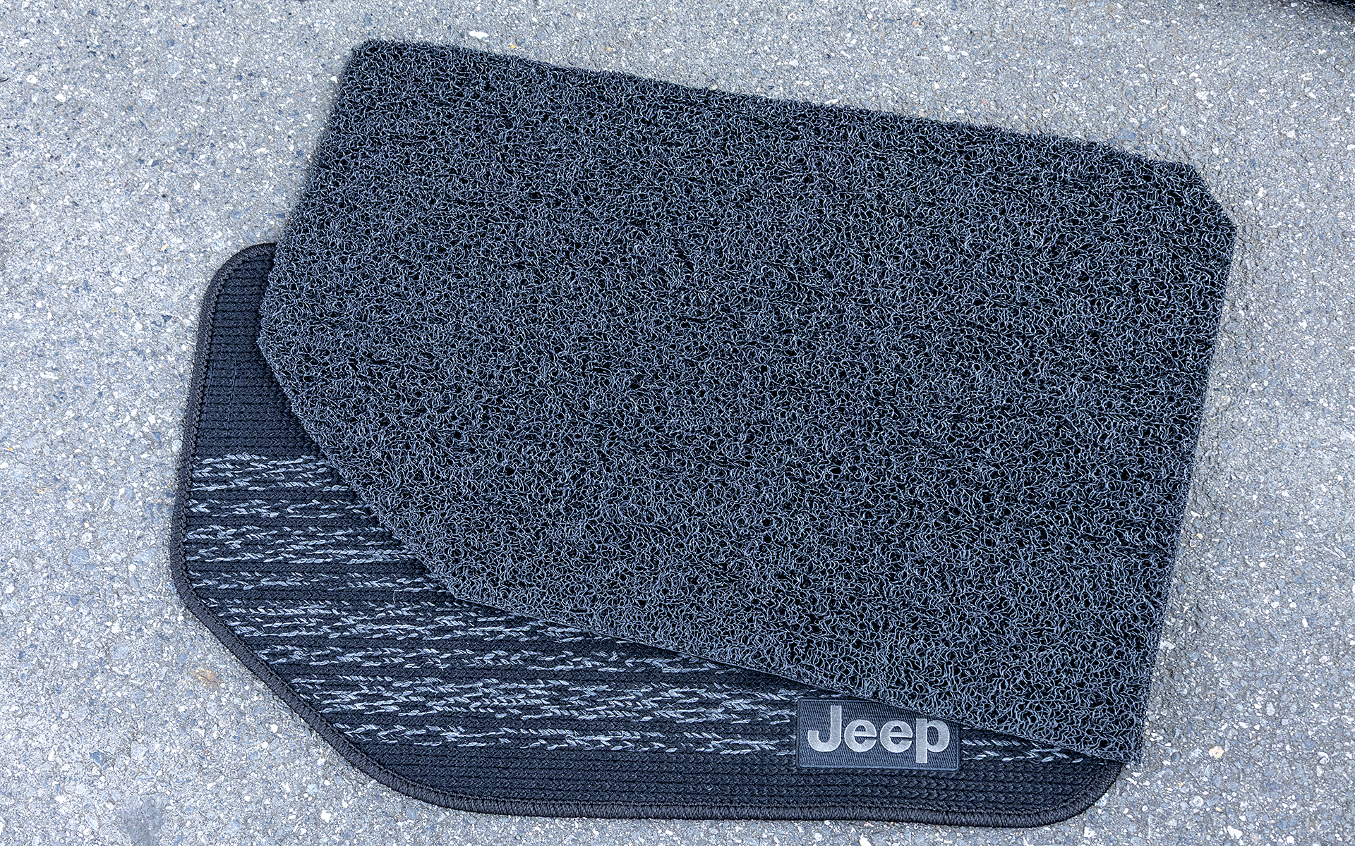 純正フロアマットの上に重ねるので純正フロアマットの保護にもなる。フロアマットを汚したくないというときにもサイレントマットは便利だ