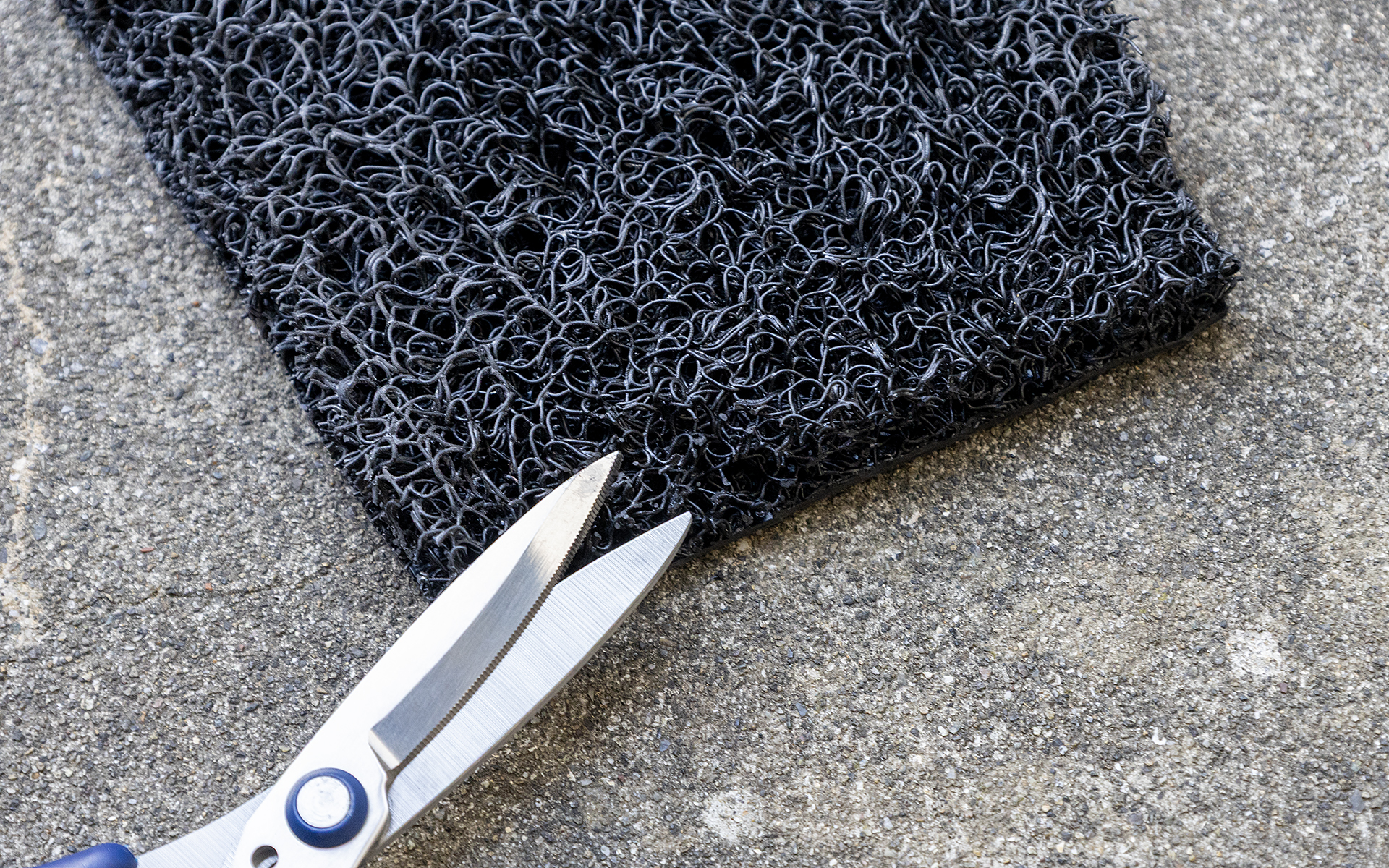 切断の際に角張ってしまった部分などはハサミで削ることで角を取ると見栄えもよくなる