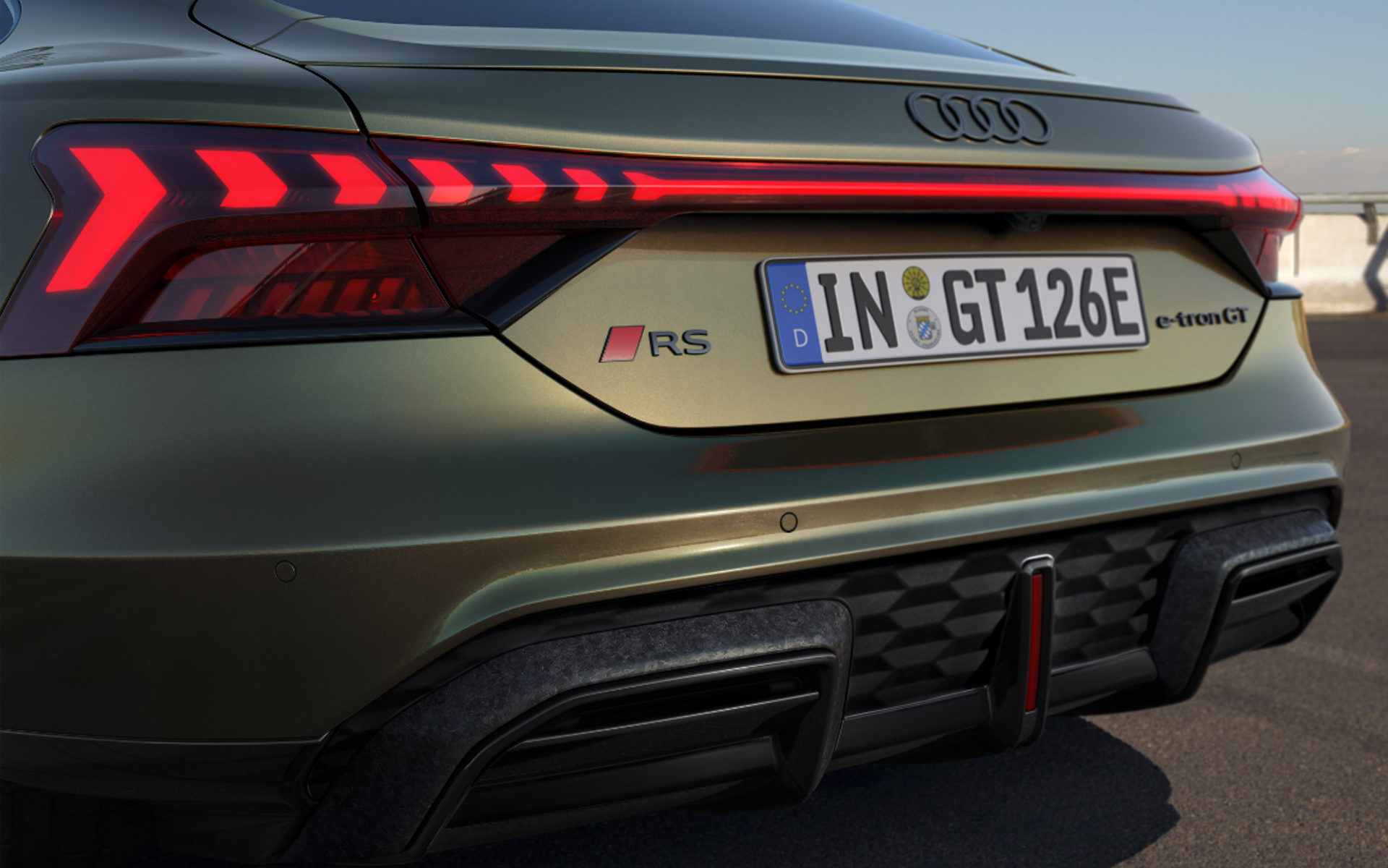 水平基調のリアコンビネーションランプ