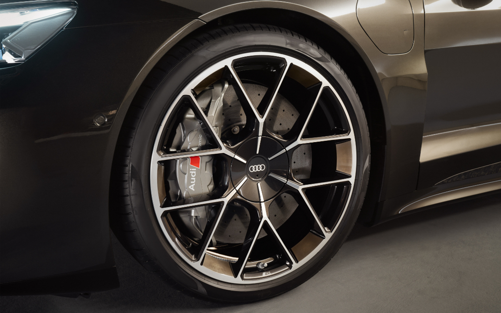 Audi Exclusiveのプログレッシブホイールデザインをベースにした、6ツインスポークRSデザインアルミホイール