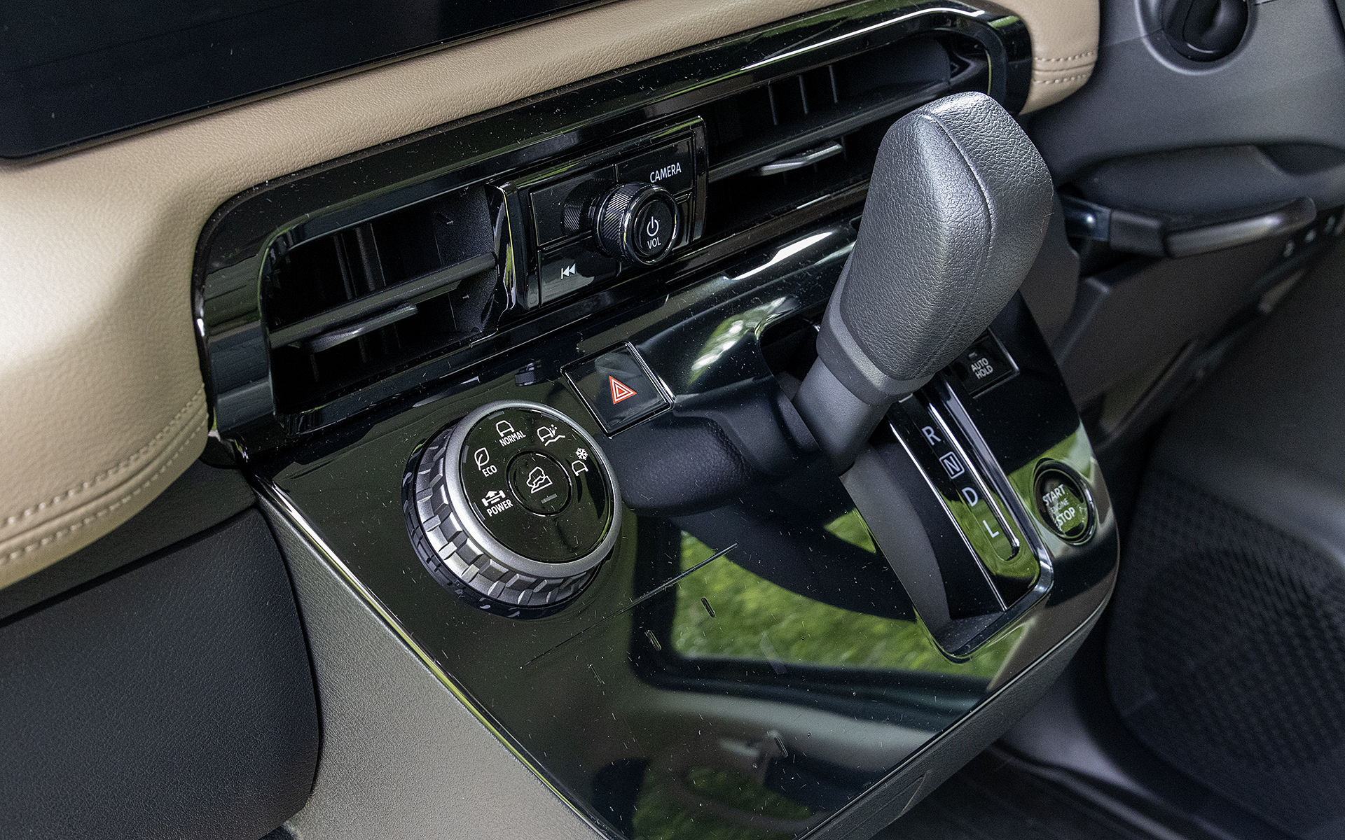 ダイヤルスイッチは新型デリカミニ専用の装備なので、インパネまわりのデザインはeKスペースとは異なる