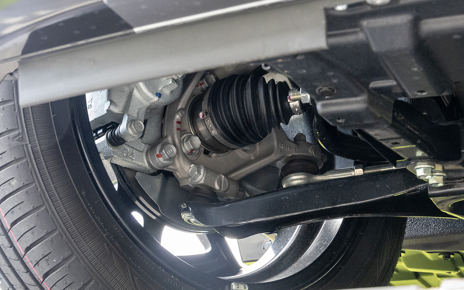 アップライトの材質をアルミに変更。これは荒れた路面を走ったときのハンドル振動を抑える効果もある